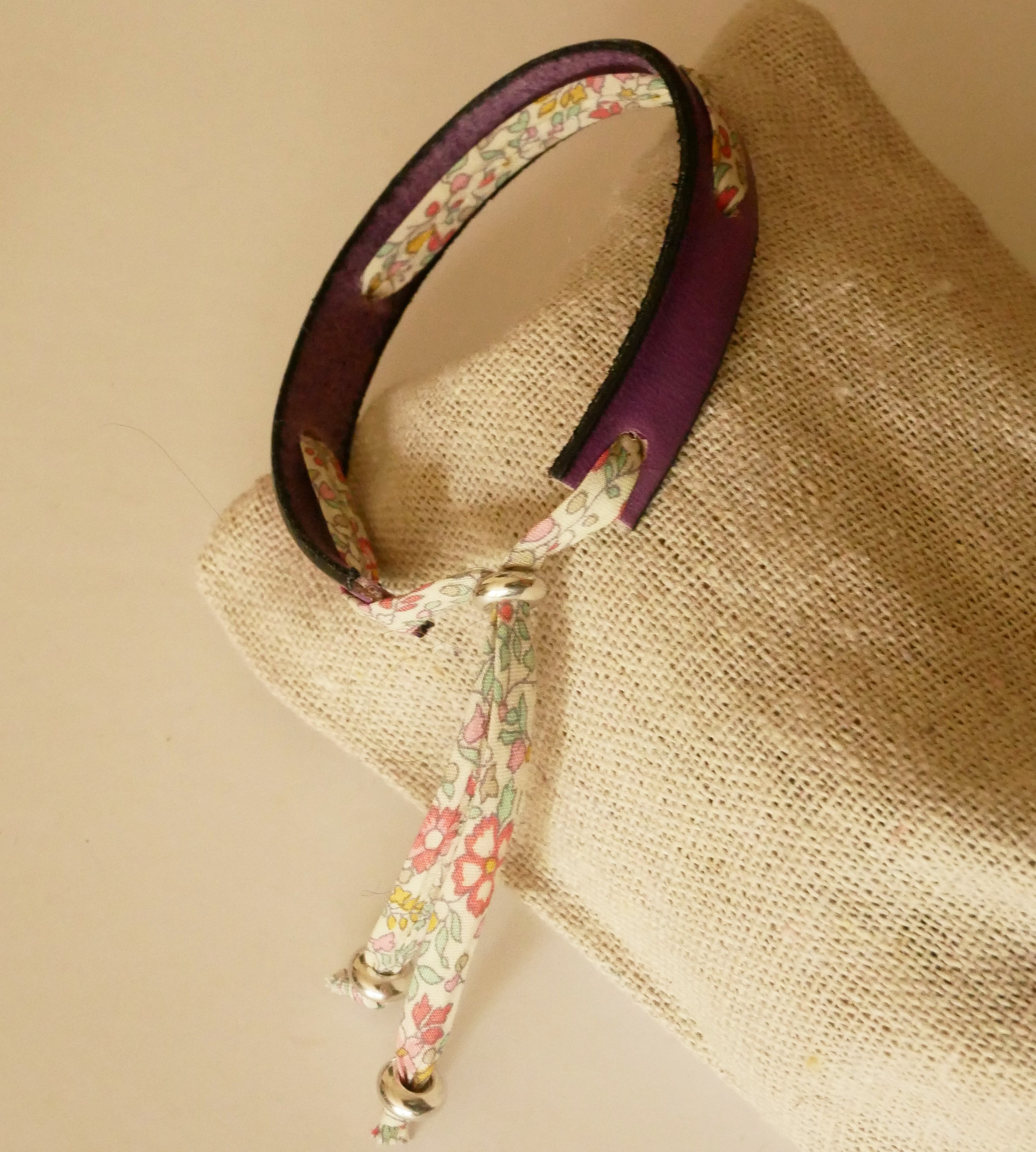 Armband Florâme graviert "Brille" mit pastellfarbenem Liberty-Band auf violettem Leder