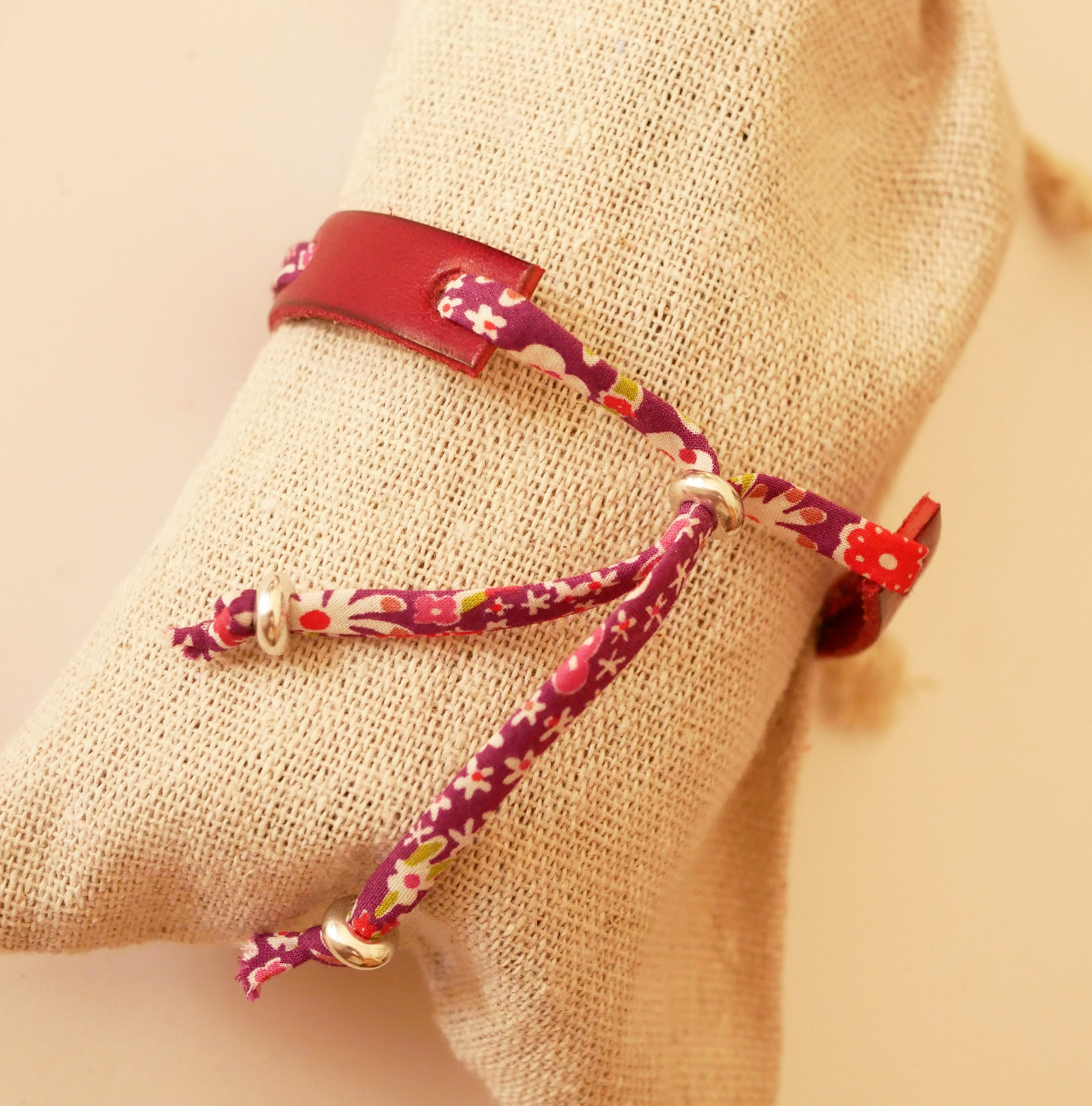 Florâme Armband mit Gravur Good vibes mit violettem Liberty-Band auf rotem Leder