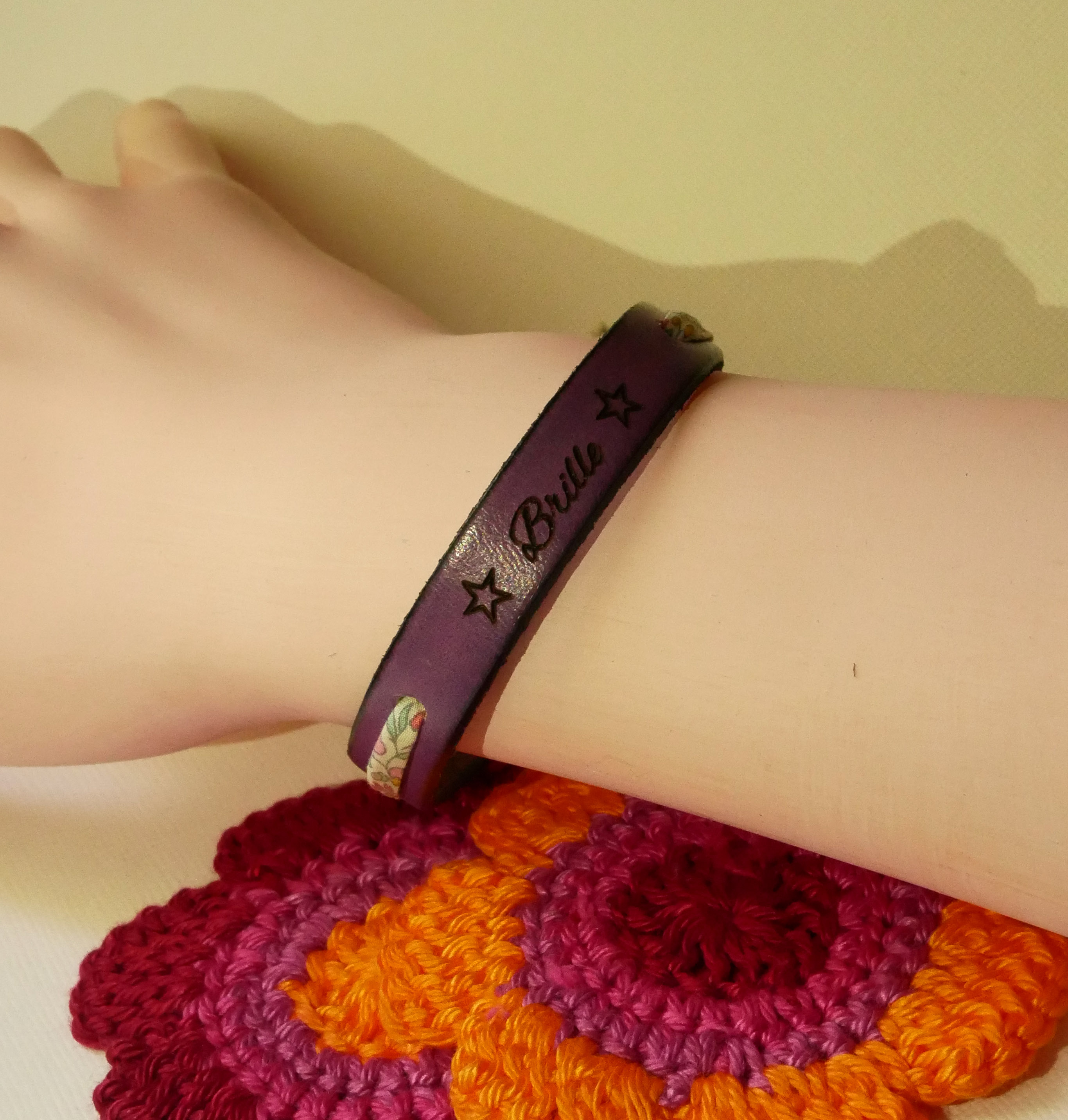 Armband Florâme graviert "Brille" mit pastellfarbenem Liberty-Band auf violettem Leder