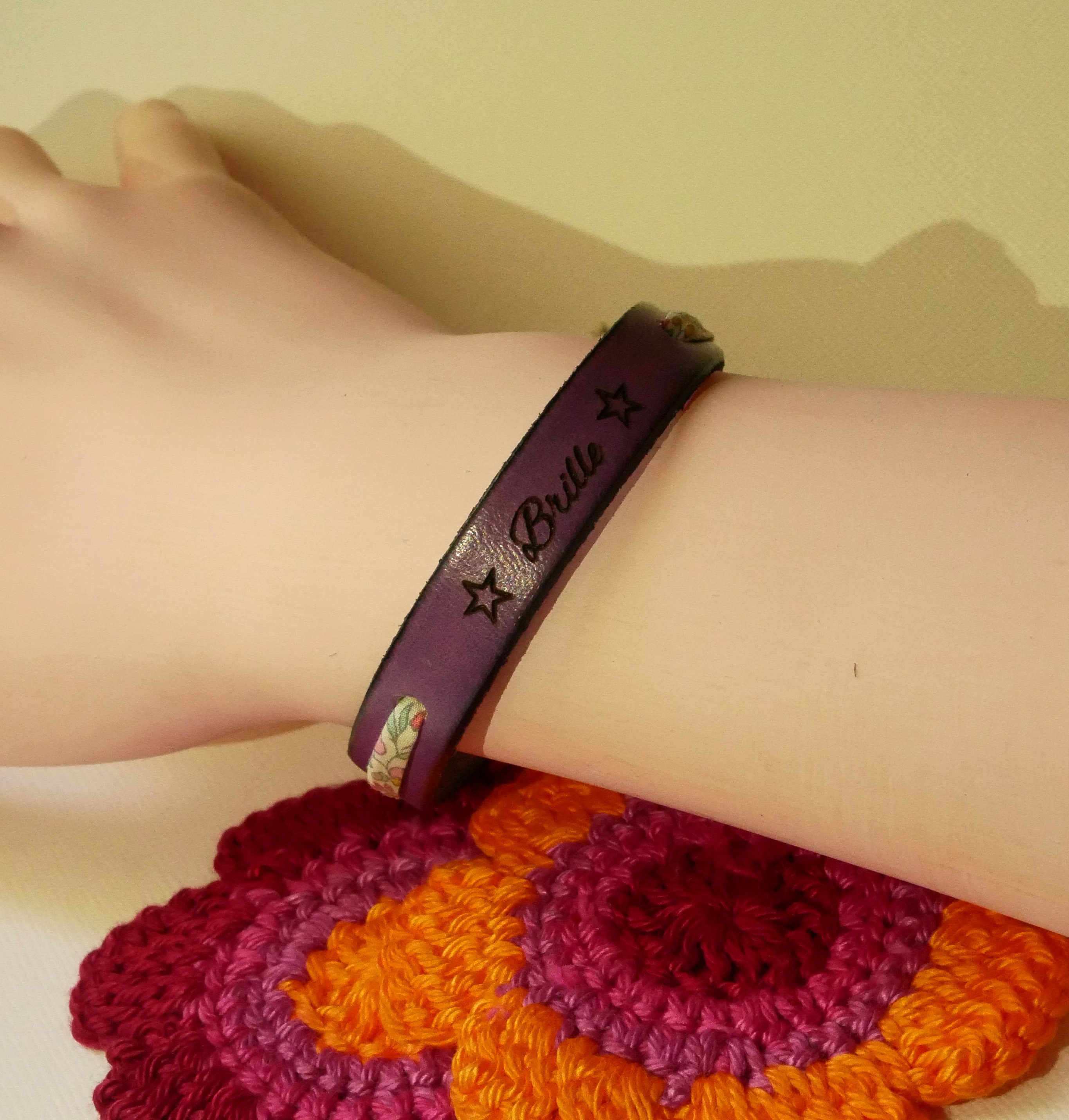 Armband Florâme graviert "Brille" mit pastellfarbenem Liberty-Band auf violettem Leder