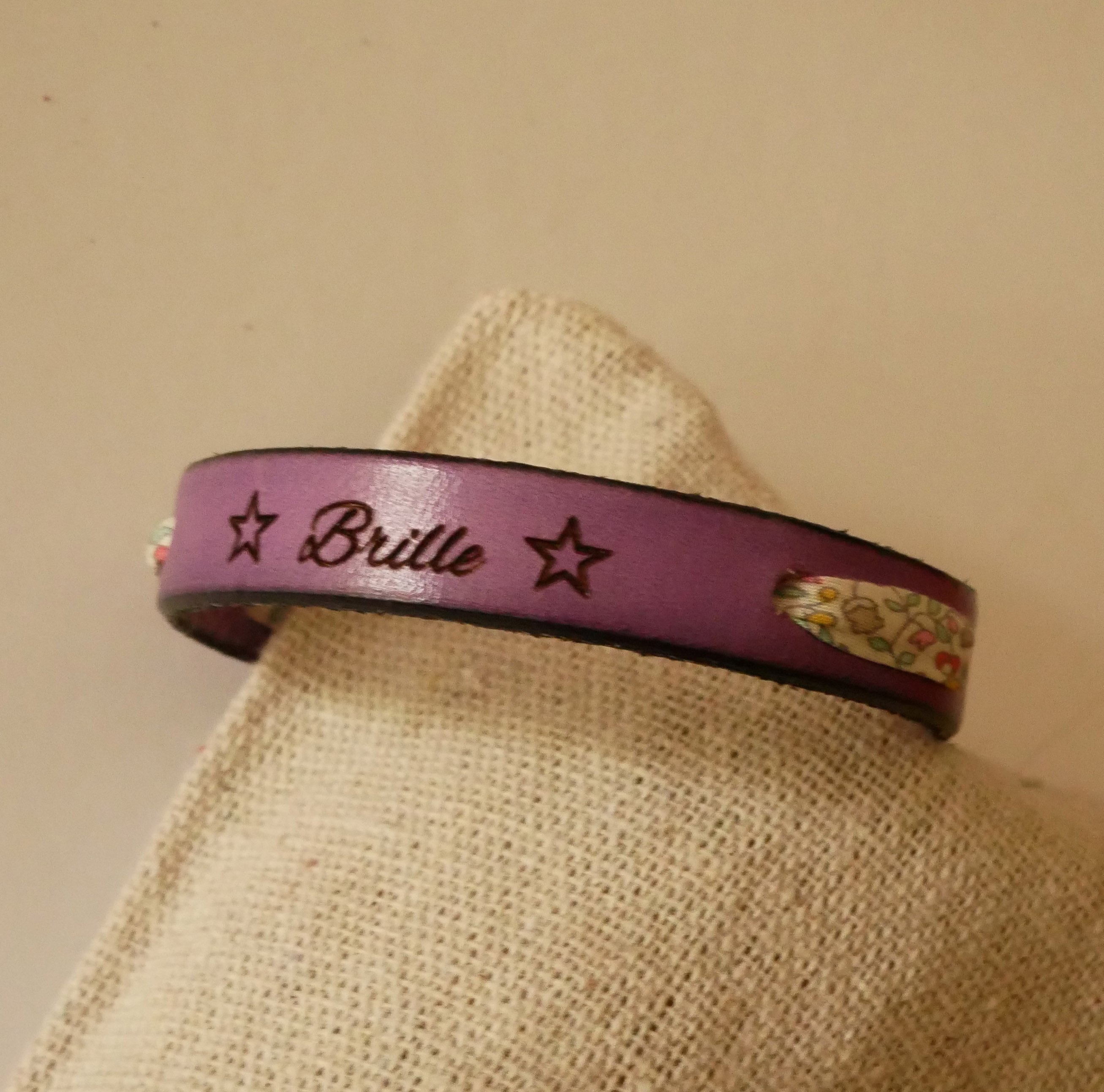 Armband Florâme graviert "Brille" mit pastellfarbenem Liberty-Band auf violettem Leder