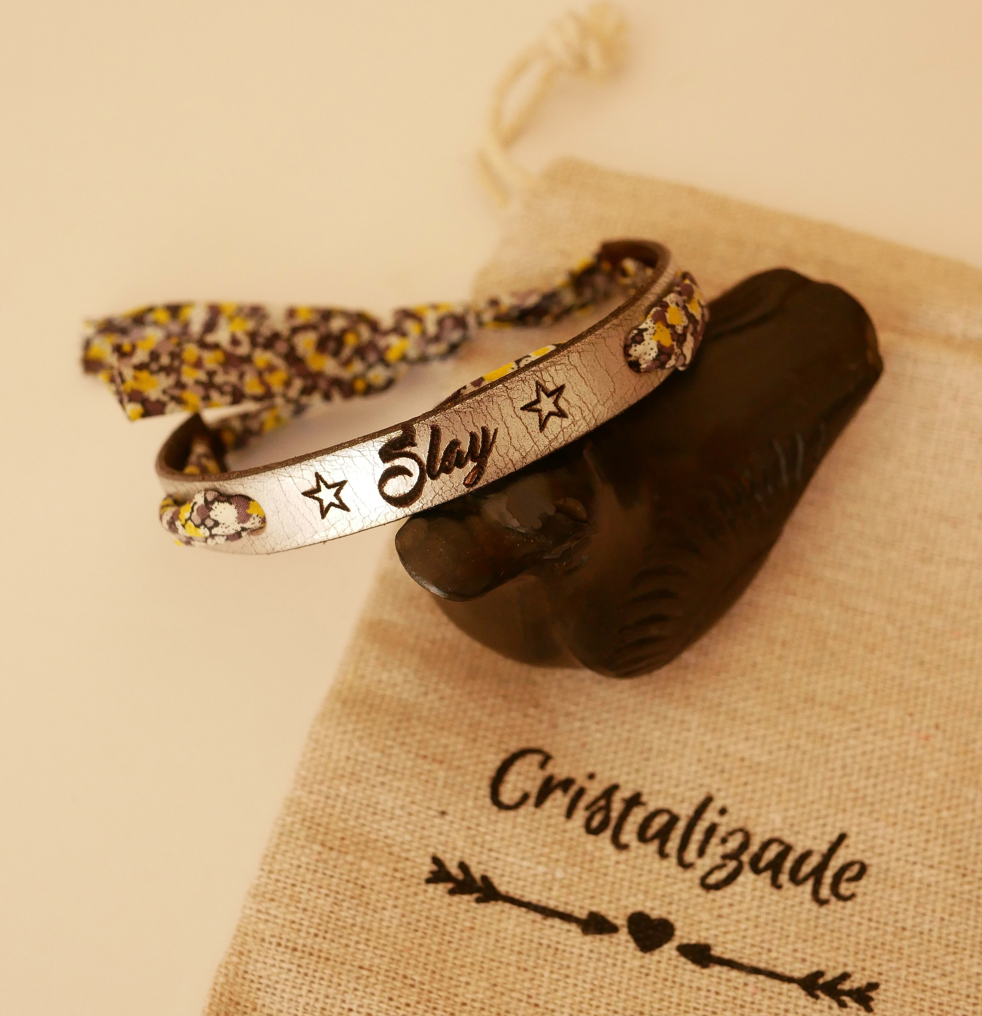 Bracelet personnalisé en cuir gravé avec pochon en tissu.