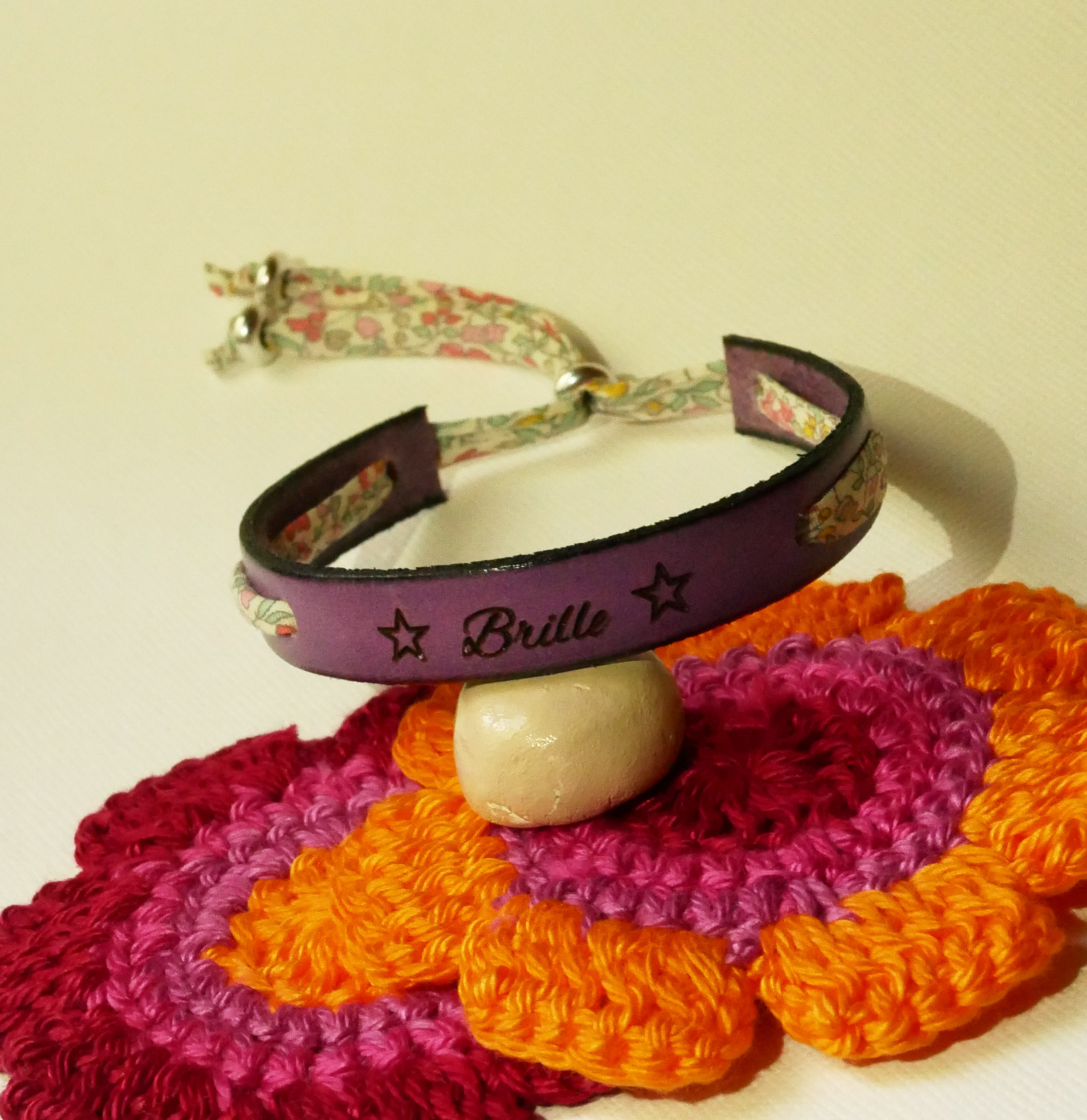 Armband Florâme graviert "Brille" mit pastellfarbenem Liberty-Band auf violettem Leder