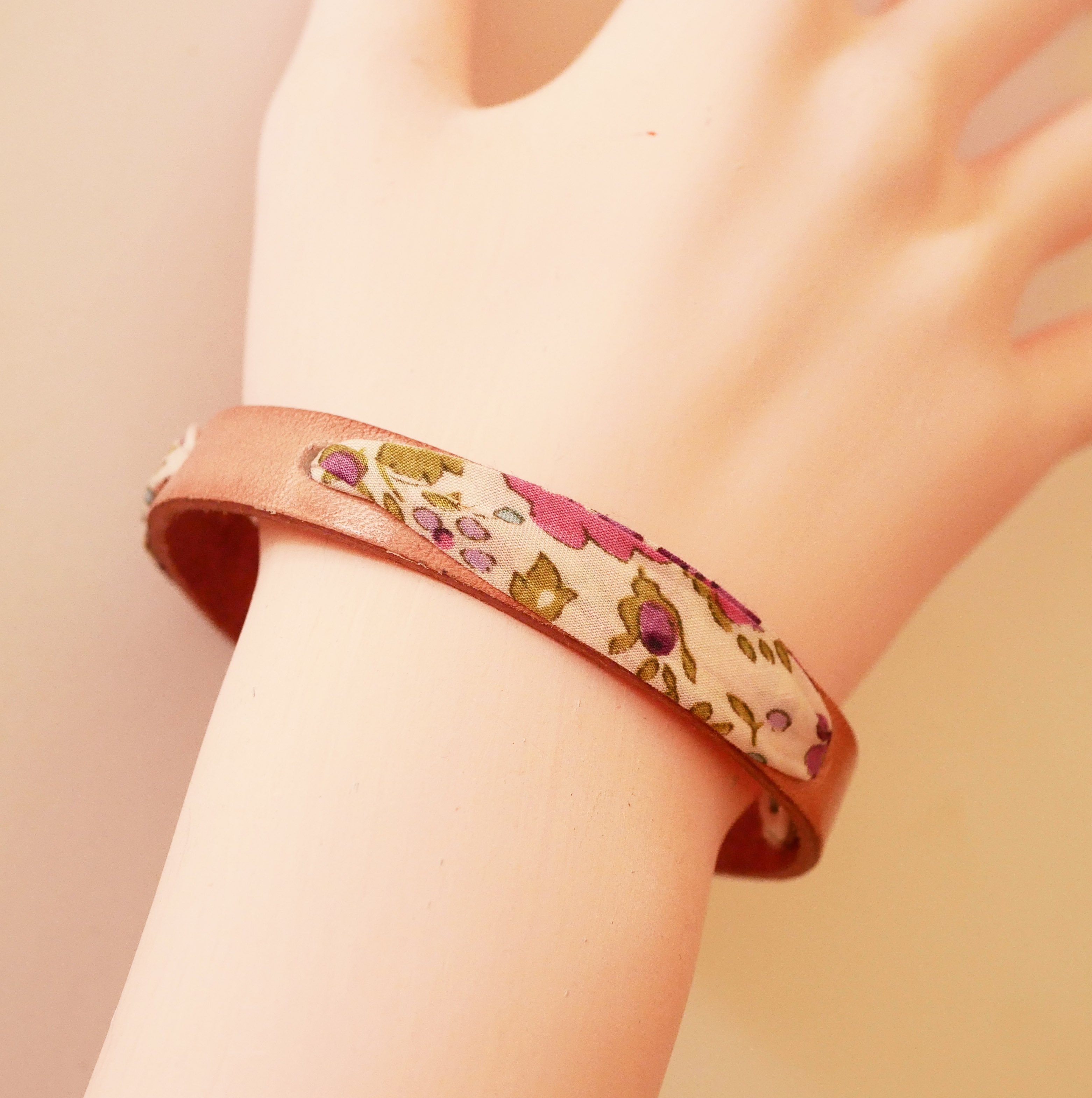 Personalisiertes Florame-Armband mit Liberty-Band und Leder nach Wahl