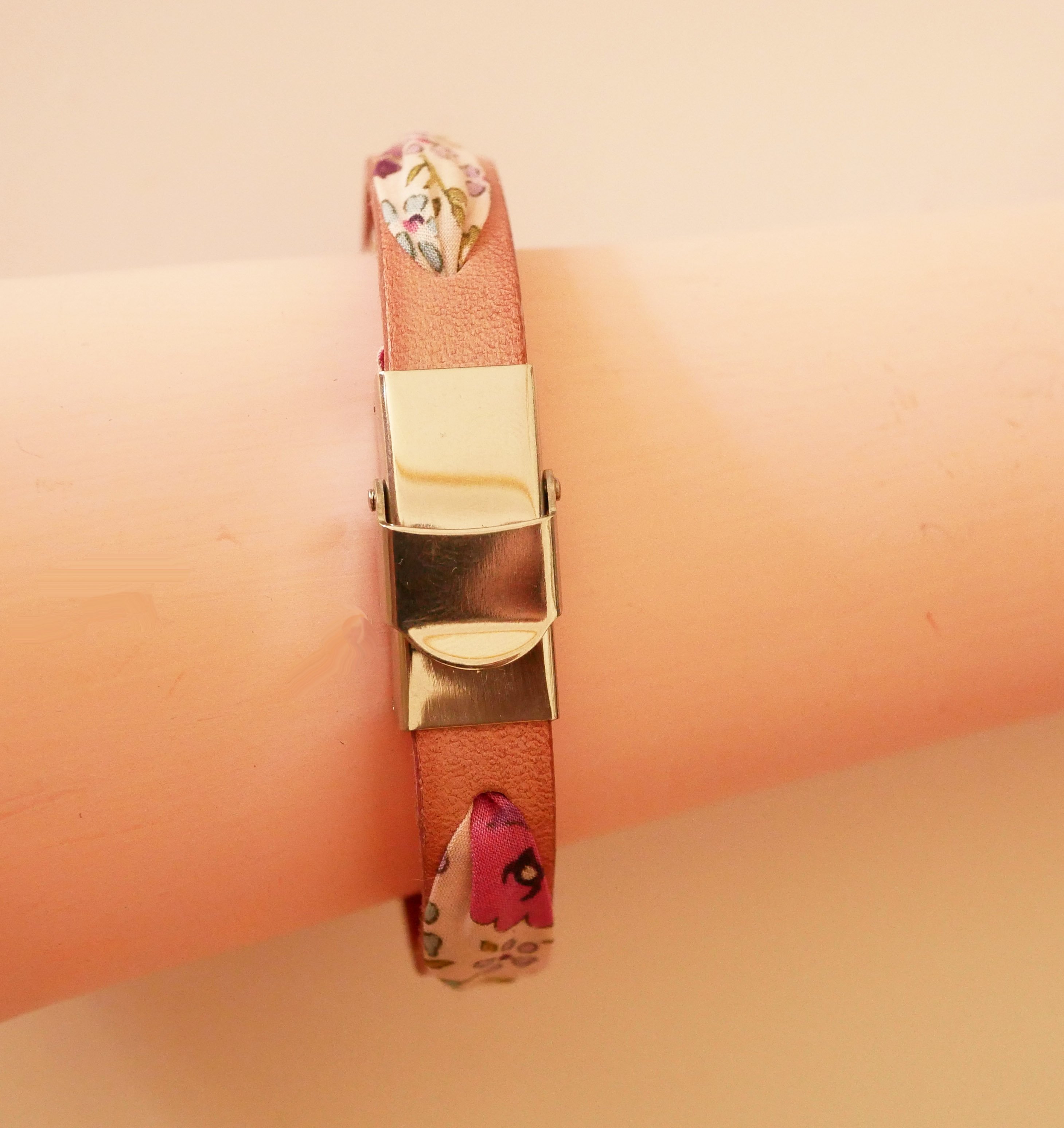 Florâme Armband mit Liberty-Band, violette Blumen auf altrosa Leder