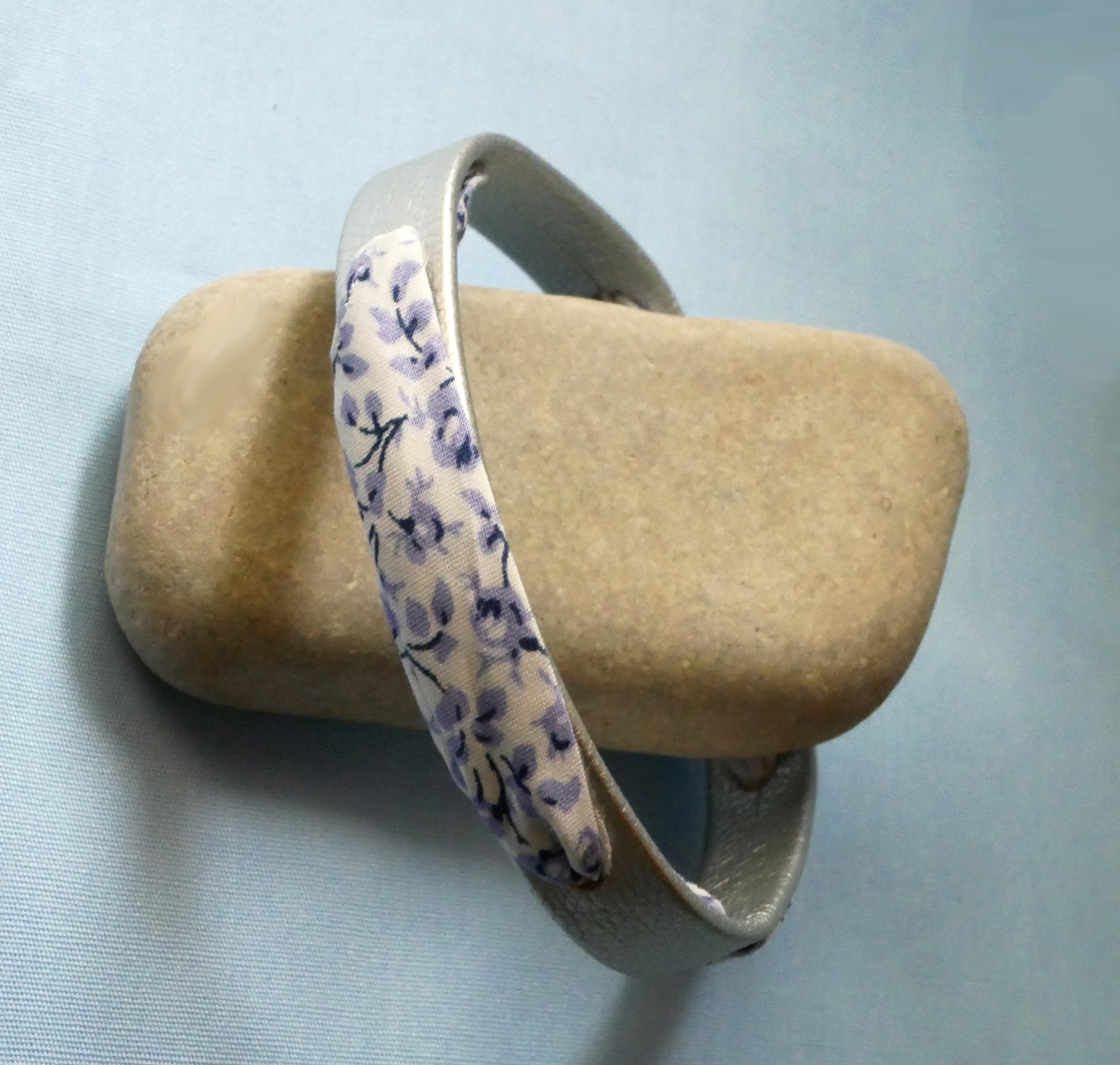 Florâme-Armband mit Liberty-Band Blaue Blumen auf silbernem Leder