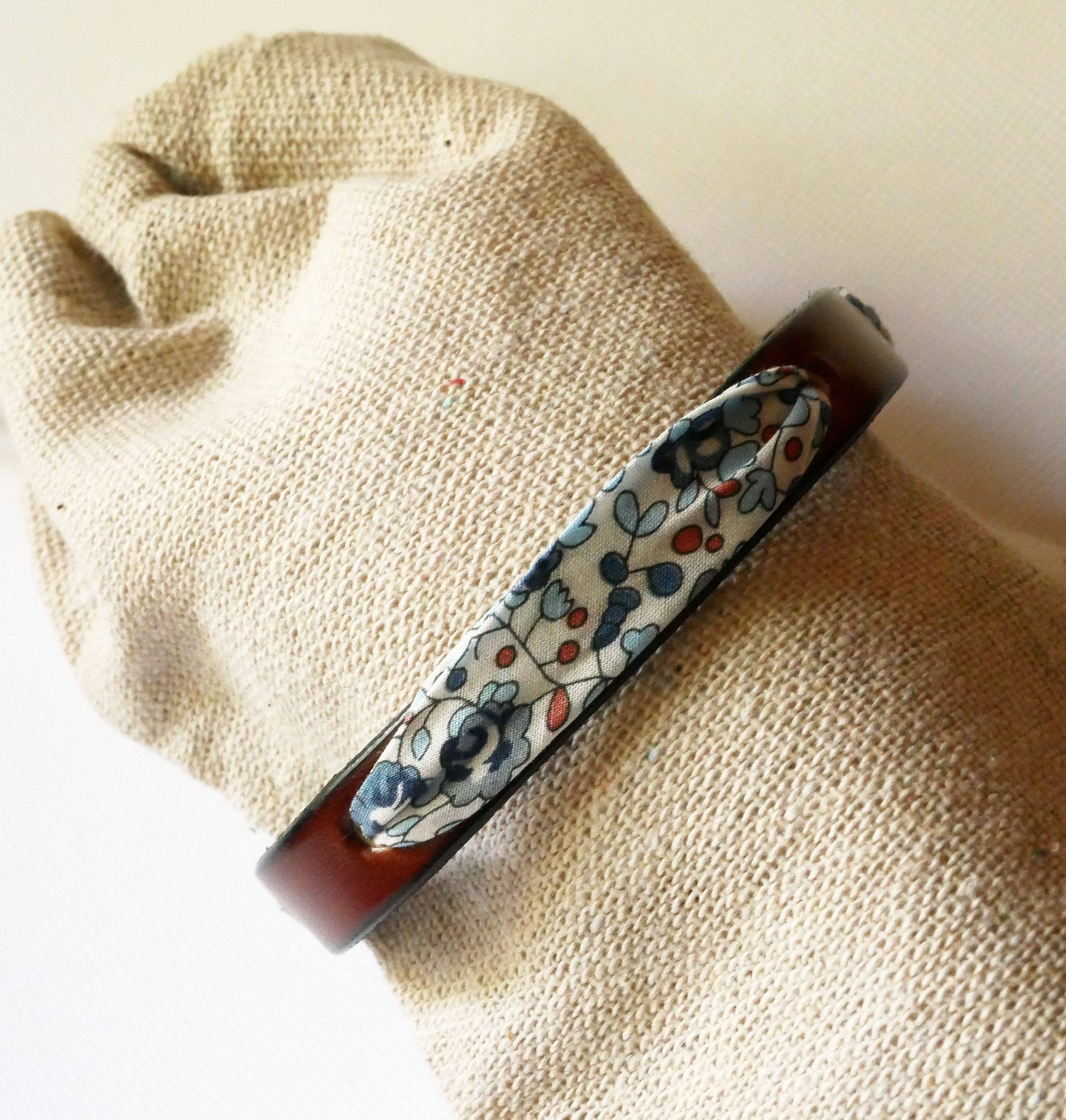 Florâme-Armband mit Liberty-Band Eloise Blaue Blumen auf braunem Leder