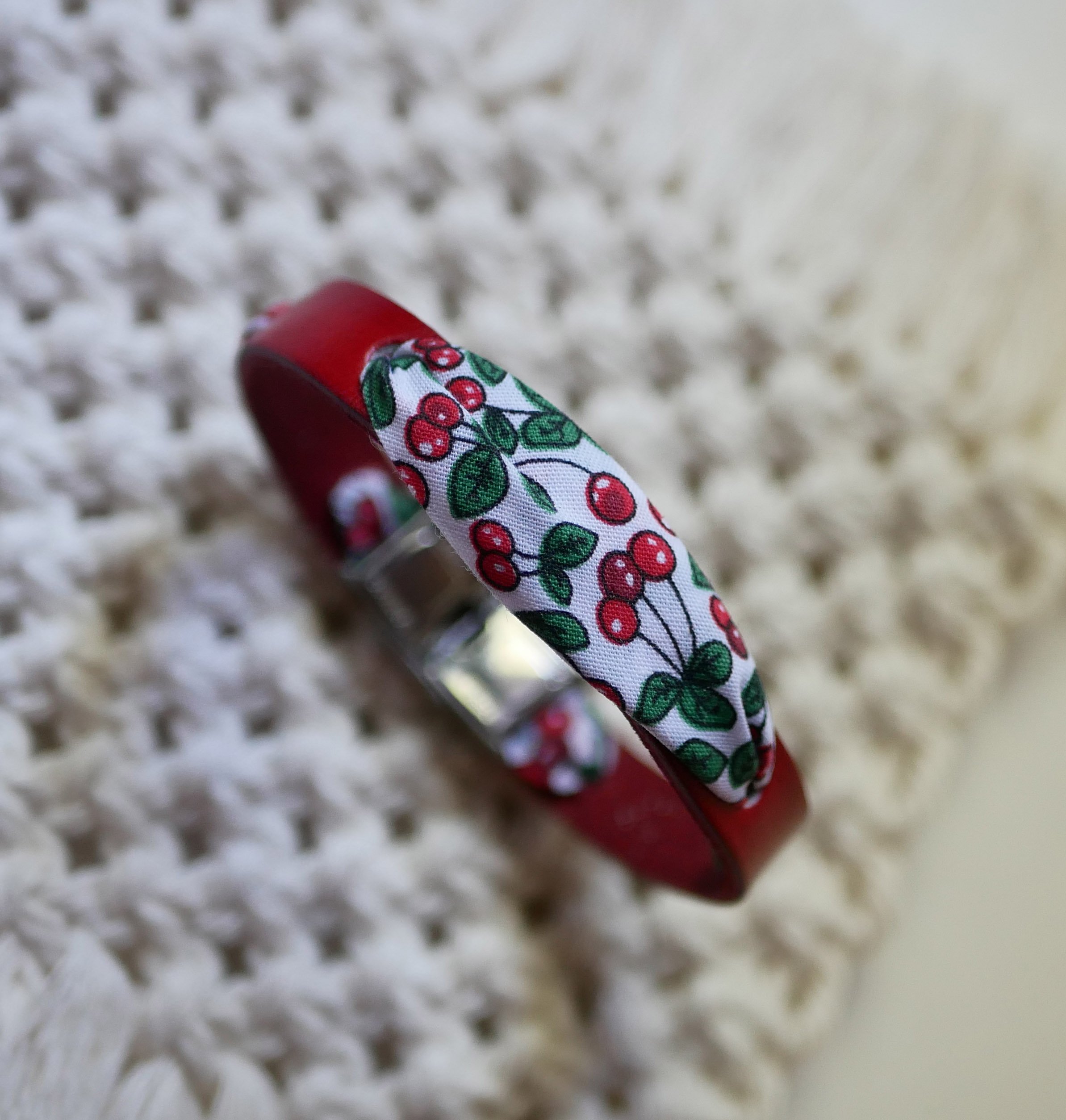 Flor&acirc;me-Armband mit Kirschfruchtband auf rotem Leder