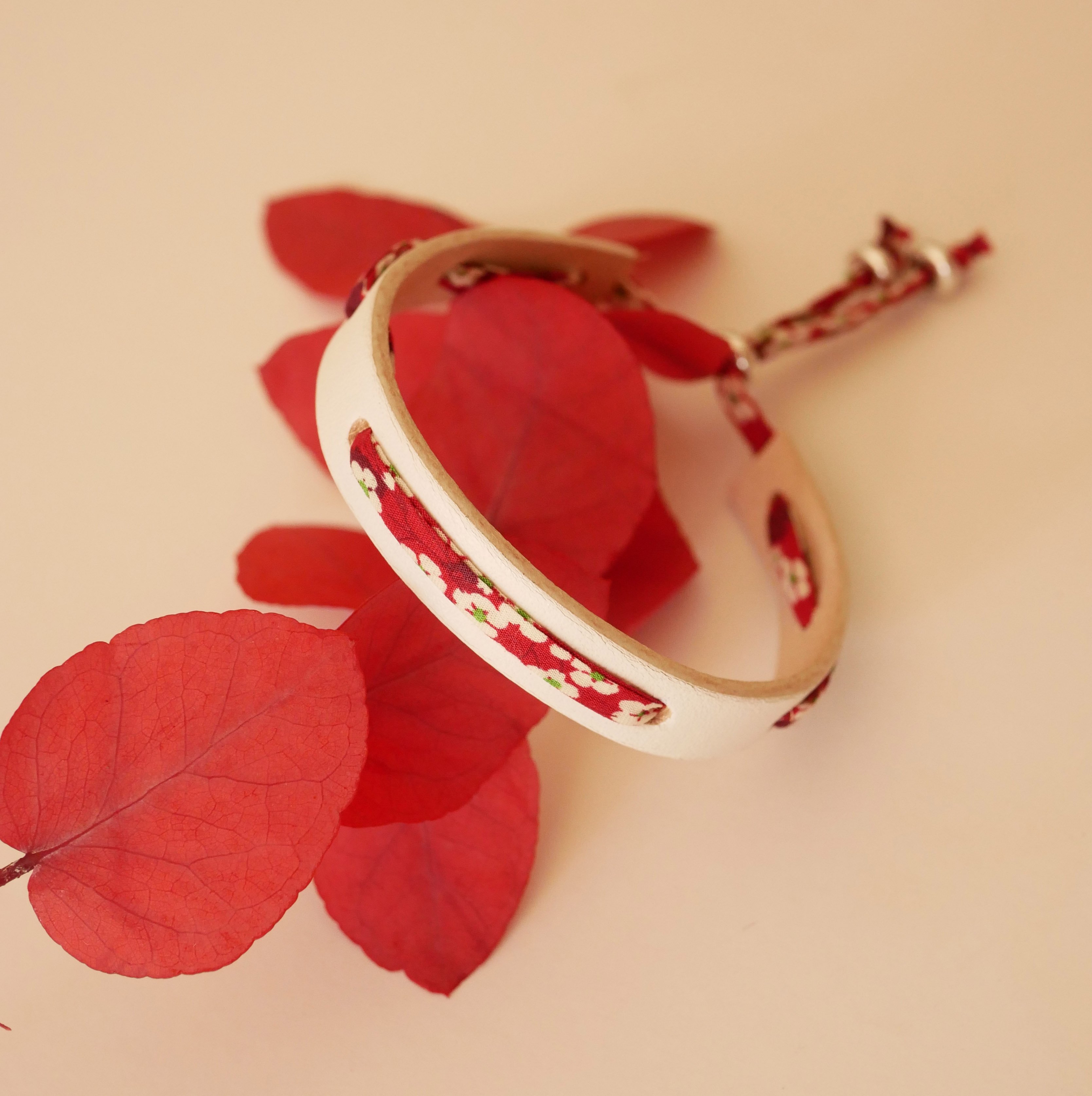 Florâme-Armband mit Liberty-Band Misti rot auf weißem Leder