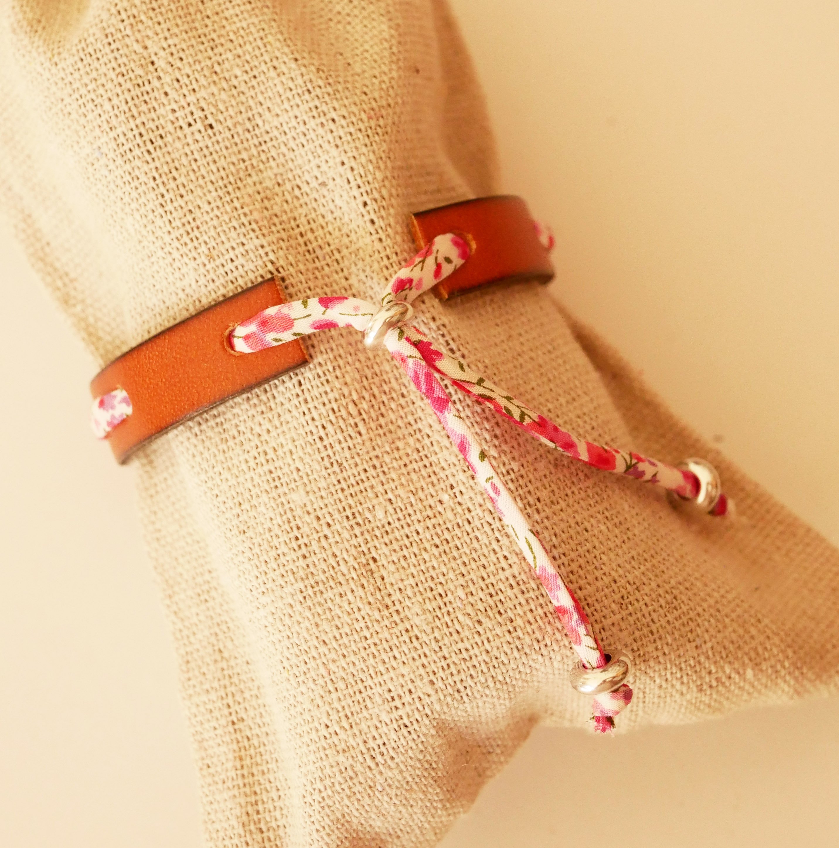 Florâme-Armband mit Liberty-Band Phoebe Rose auf braunem Leder