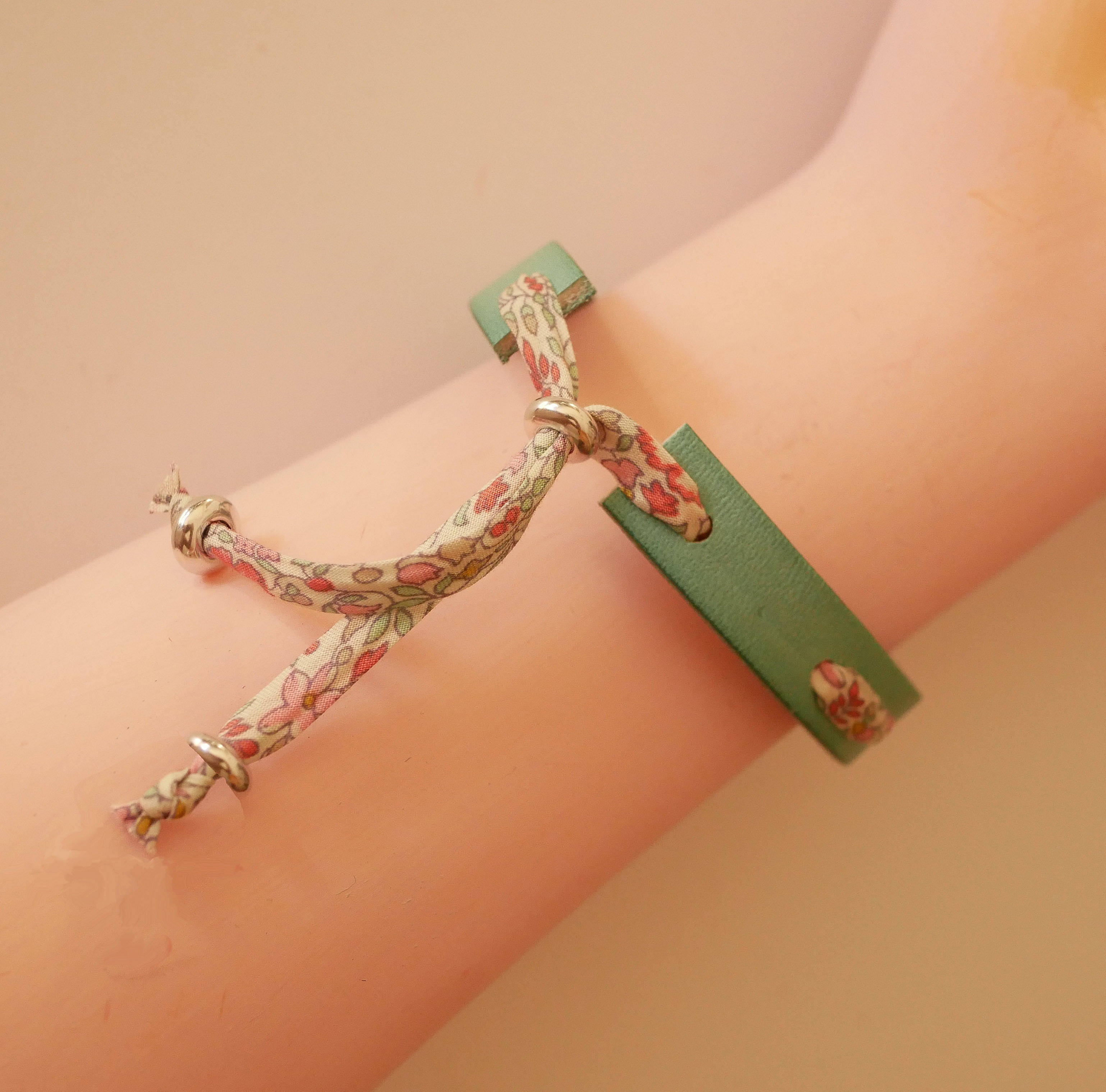 Flor&acirc;me-Armband mit pastellfarbenem Liberty-Bl&uuml;tenband auf seladongr&uuml;nem Leder