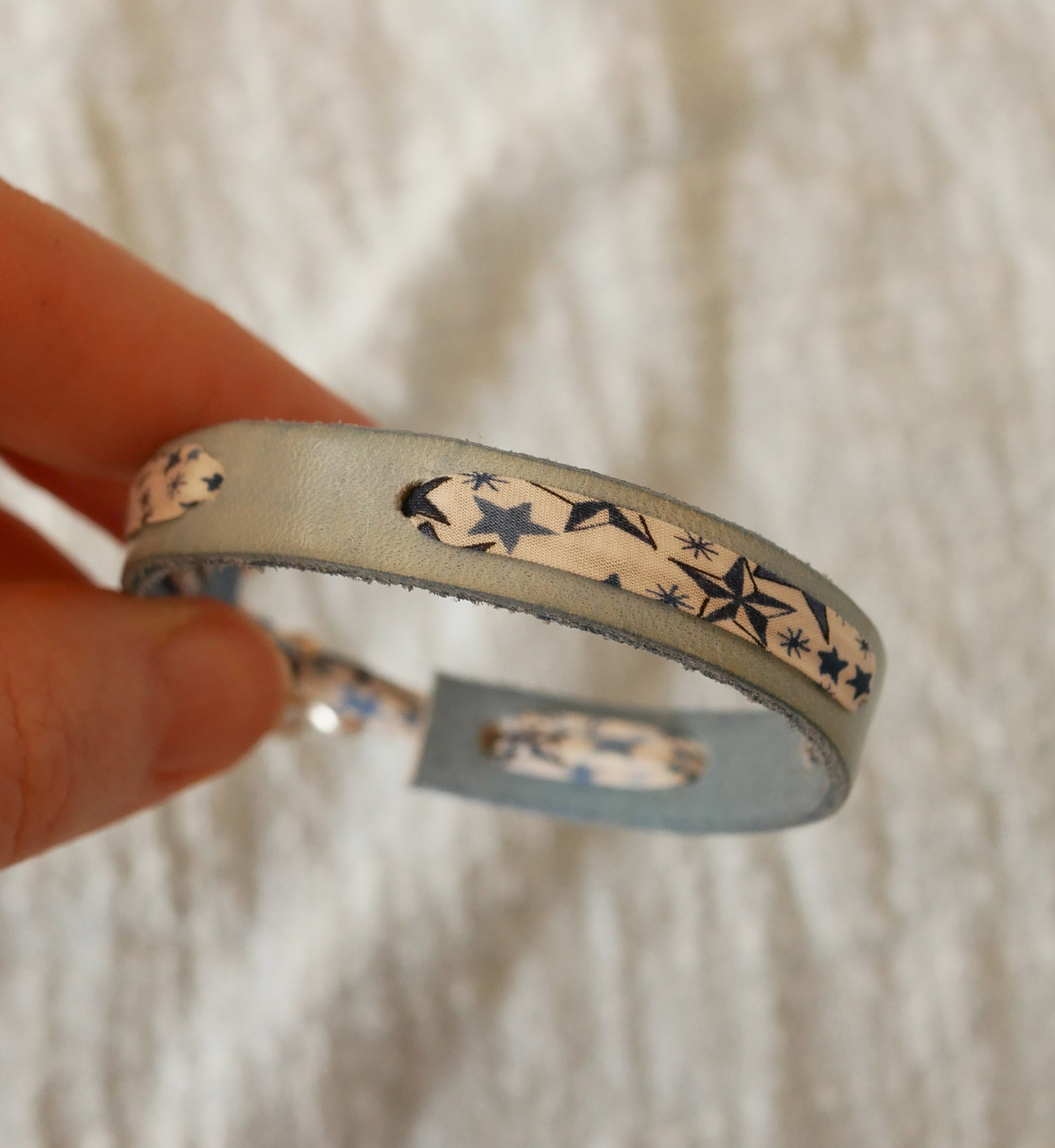 Flor&acirc;me-Armband mit Liberty-Band Blaue Sterne auf Leder Himmel