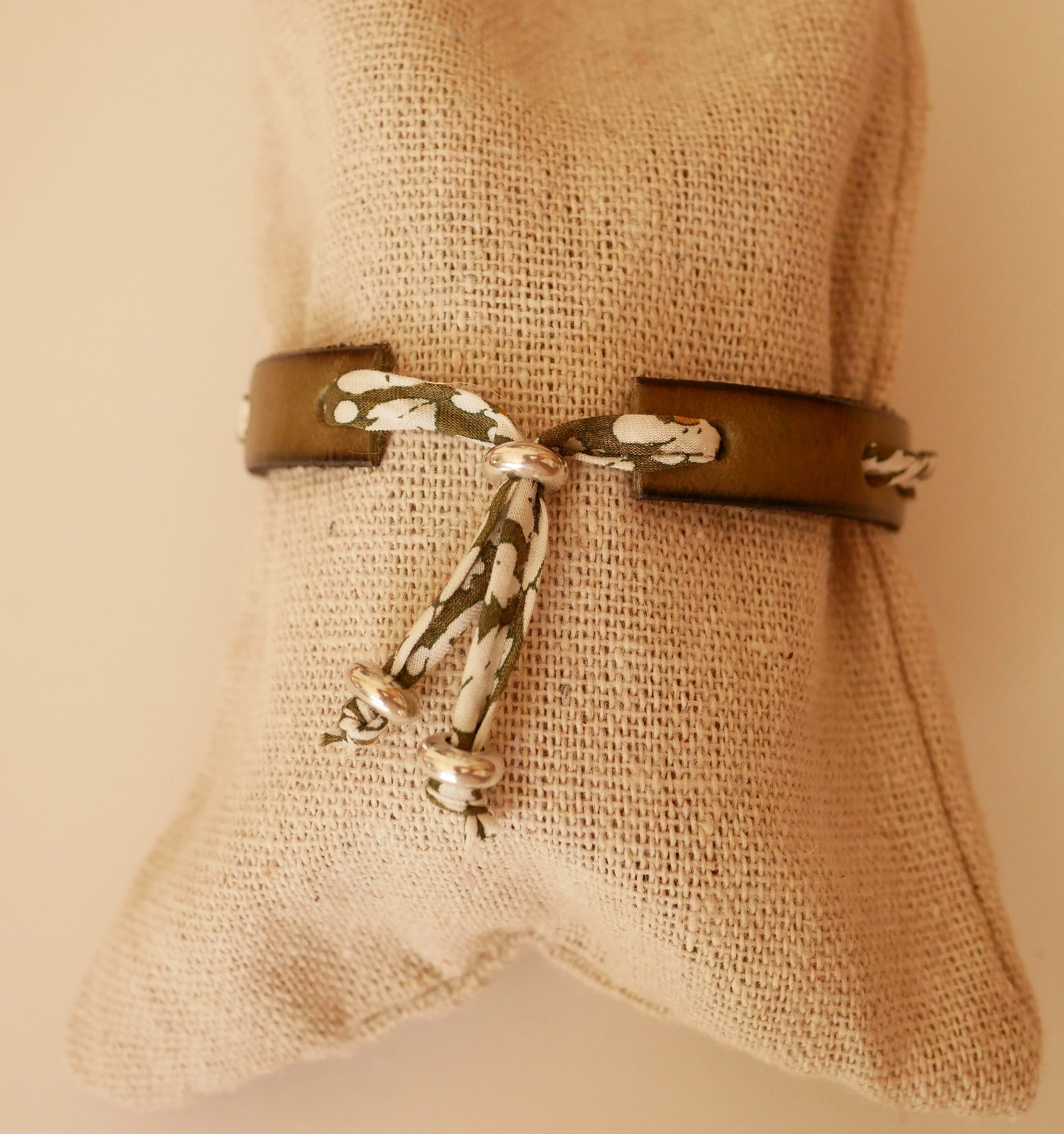 Flor&acirc;me-Armband mit gr&uuml;nem Liberty-Band auf lindgr&uuml;nem Leder