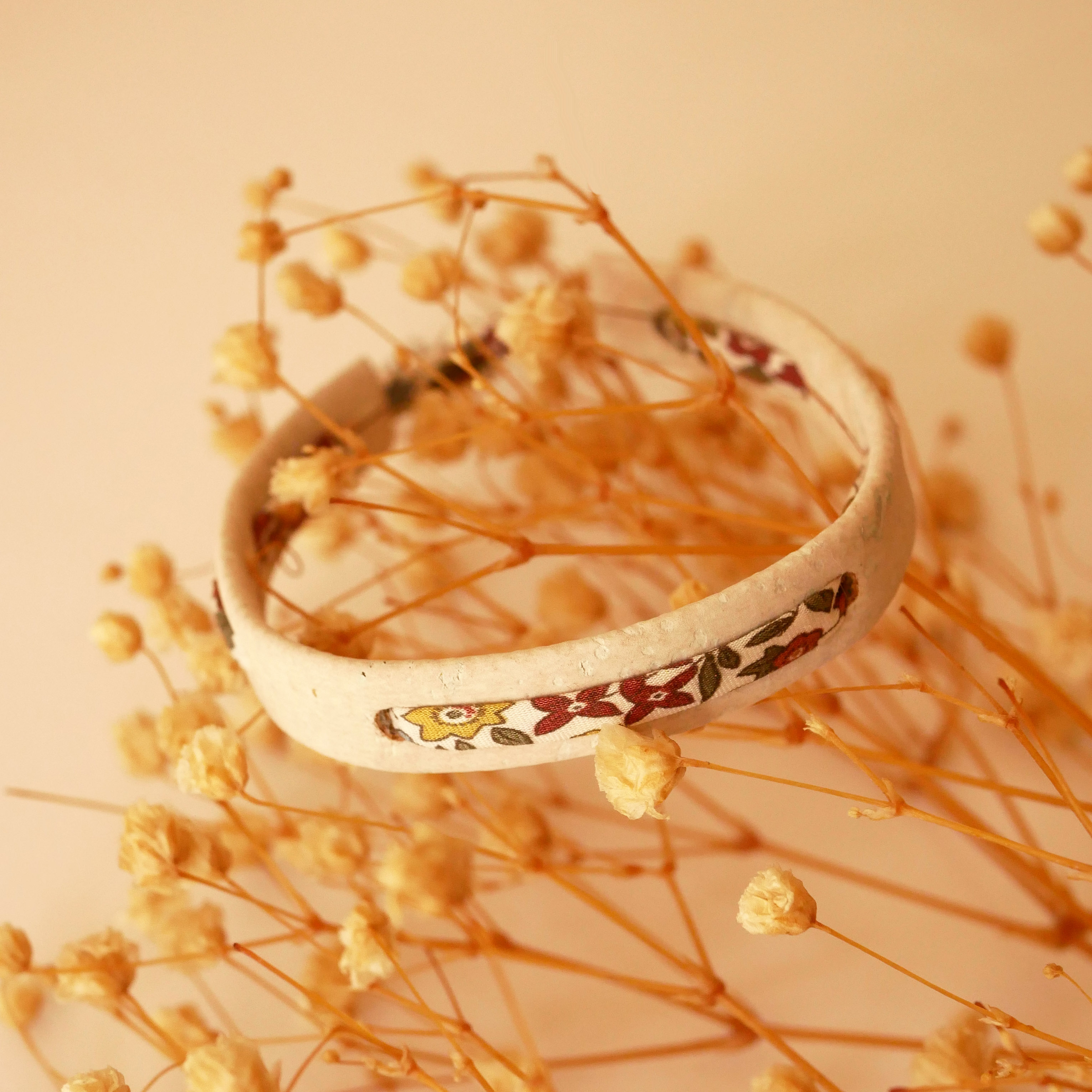 Armband Florâme Vegetal mit Liberty-Band Ava auf weißem Kork