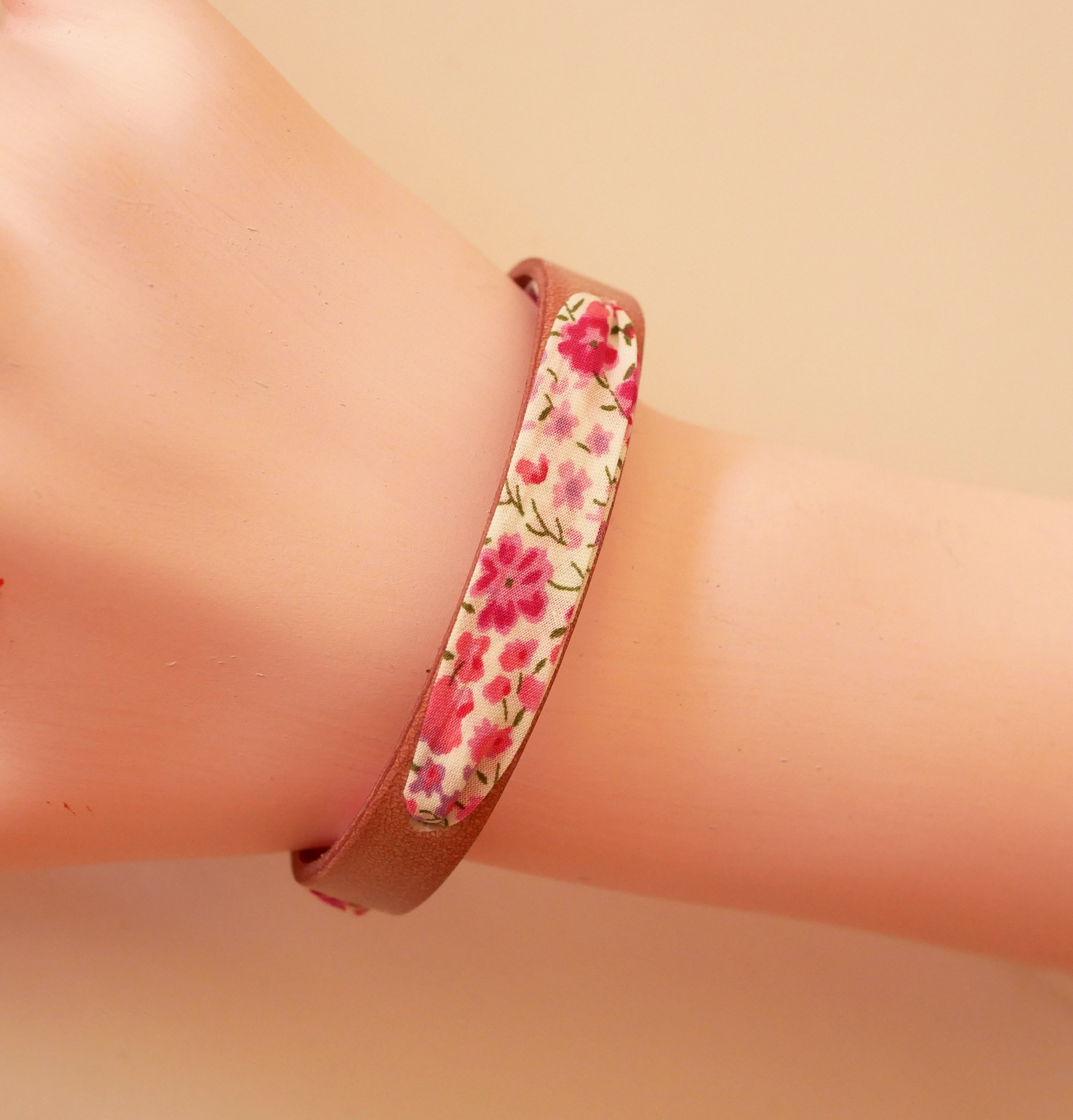 Flor&acirc;me Armband mit Liberty-Band, rosa Blumen auf altrosa Leder
