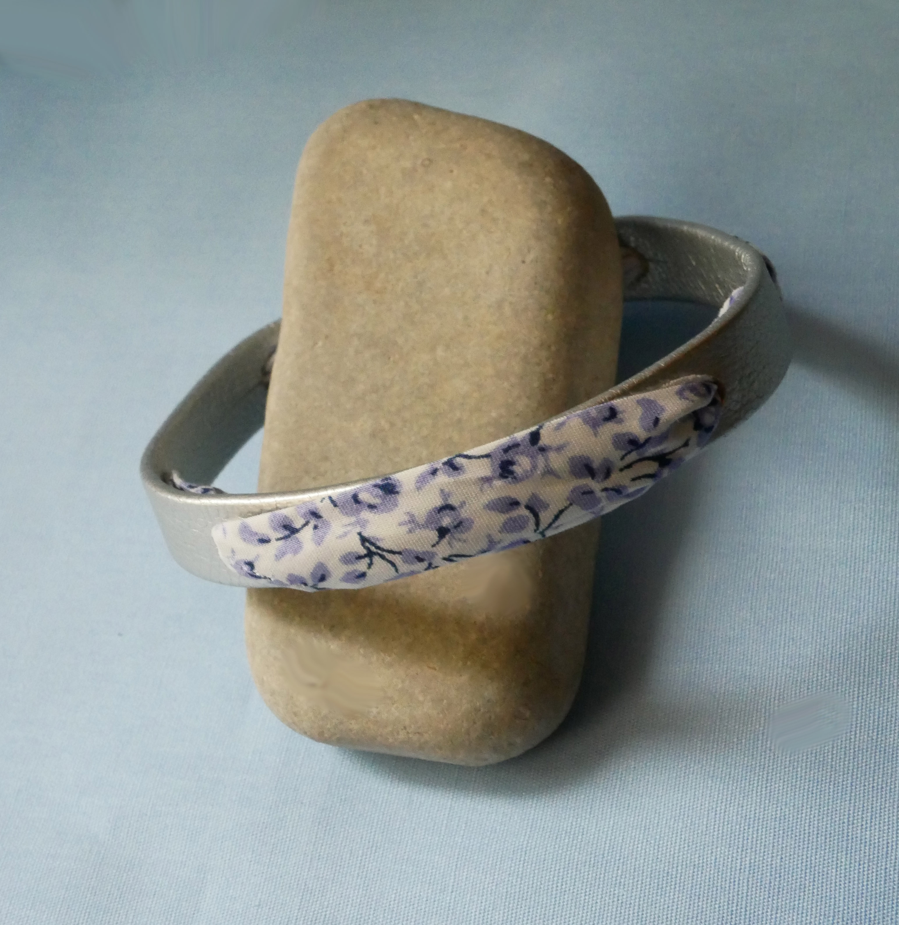 Florâme-Armband mit Liberty-Band Blaue Blumen auf silbernem Leder