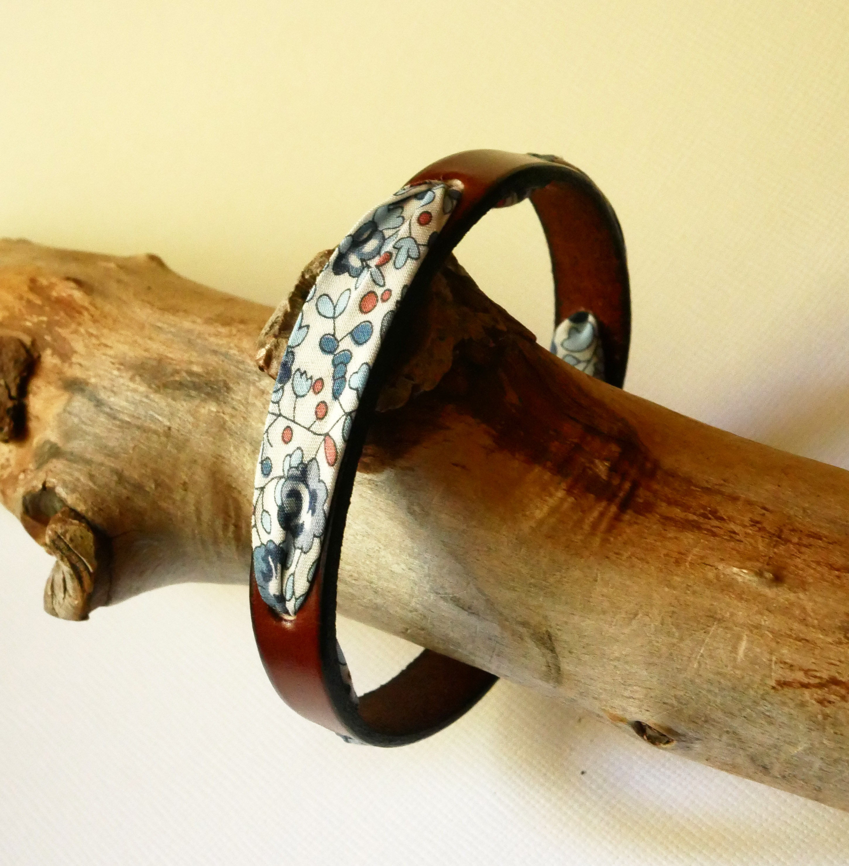 Florâme-Armband mit Liberty-Band Eloise Blaue Blumen auf braunem Leder