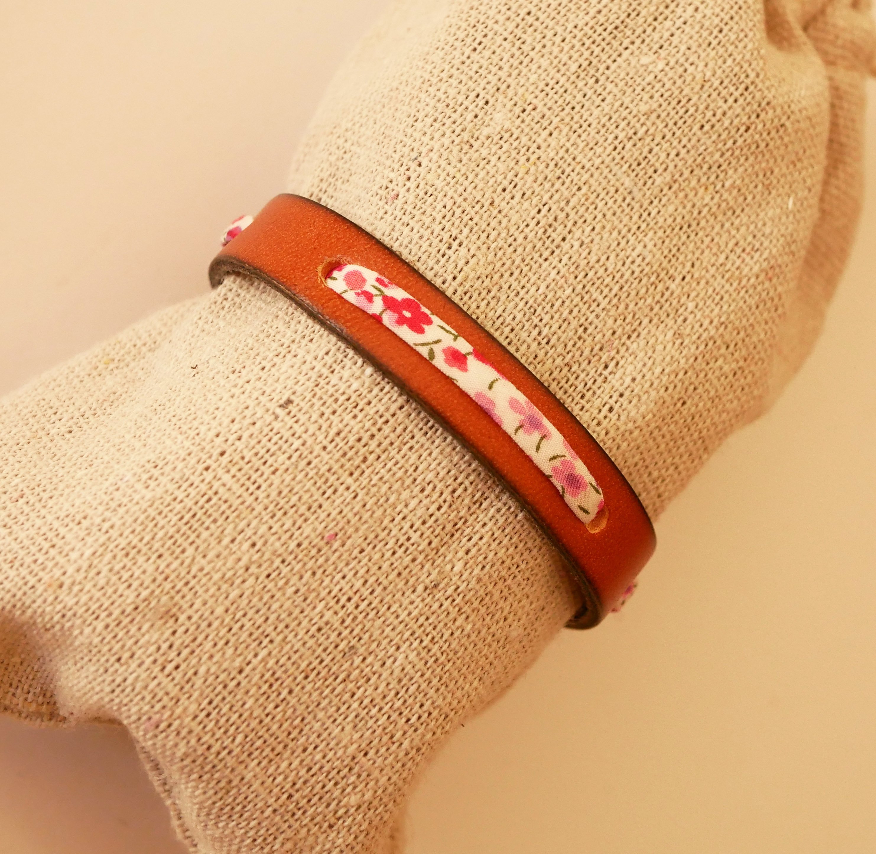 Flor&acirc;me-Armband mit Liberty-Band Phoebe Rose auf braunem Leder