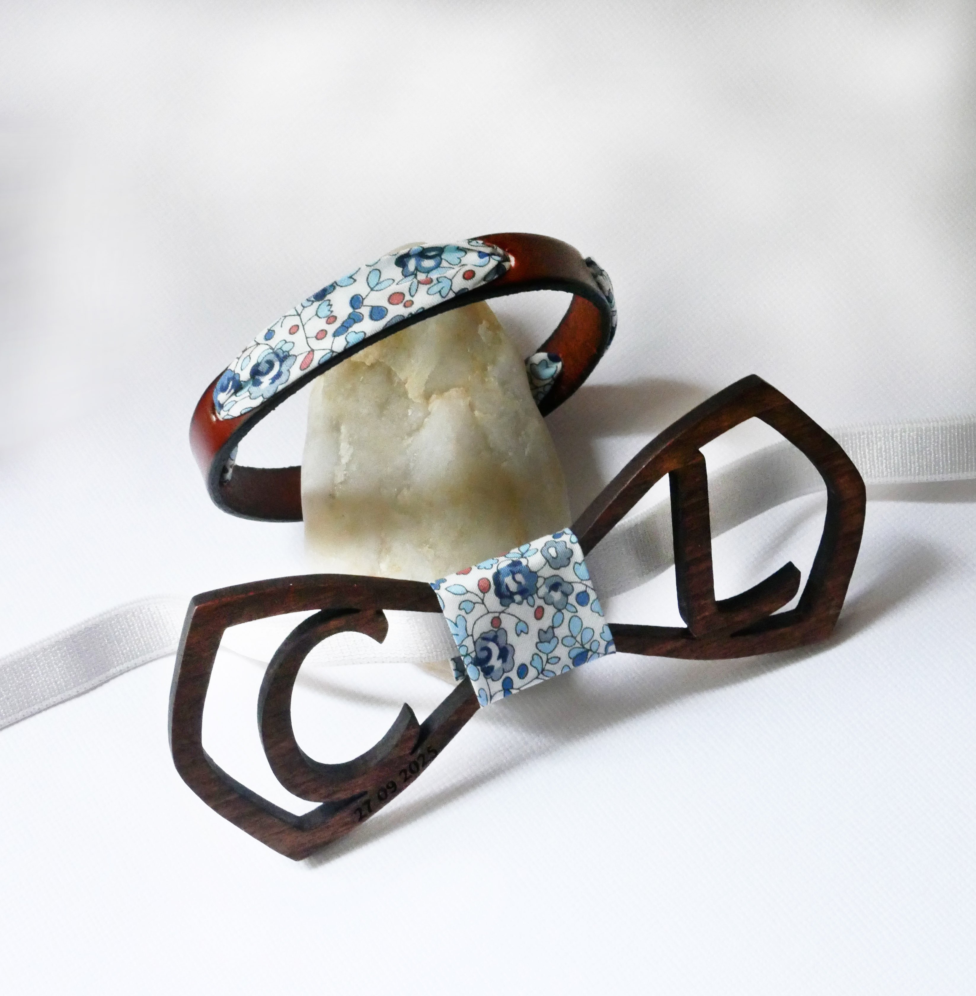 Florâme-Armband mit Liberty-Band Eloise Blaue Blumen auf braunem Leder