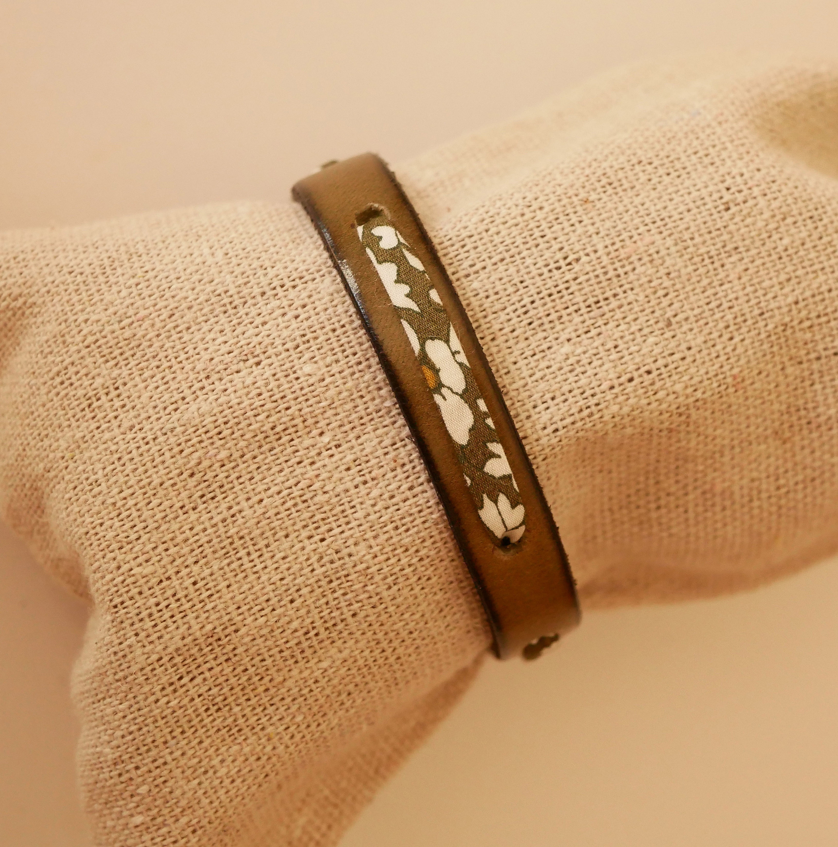 Flor&acirc;me-Armband mit gr&uuml;nem Liberty-Band auf lindgr&uuml;nem Leder