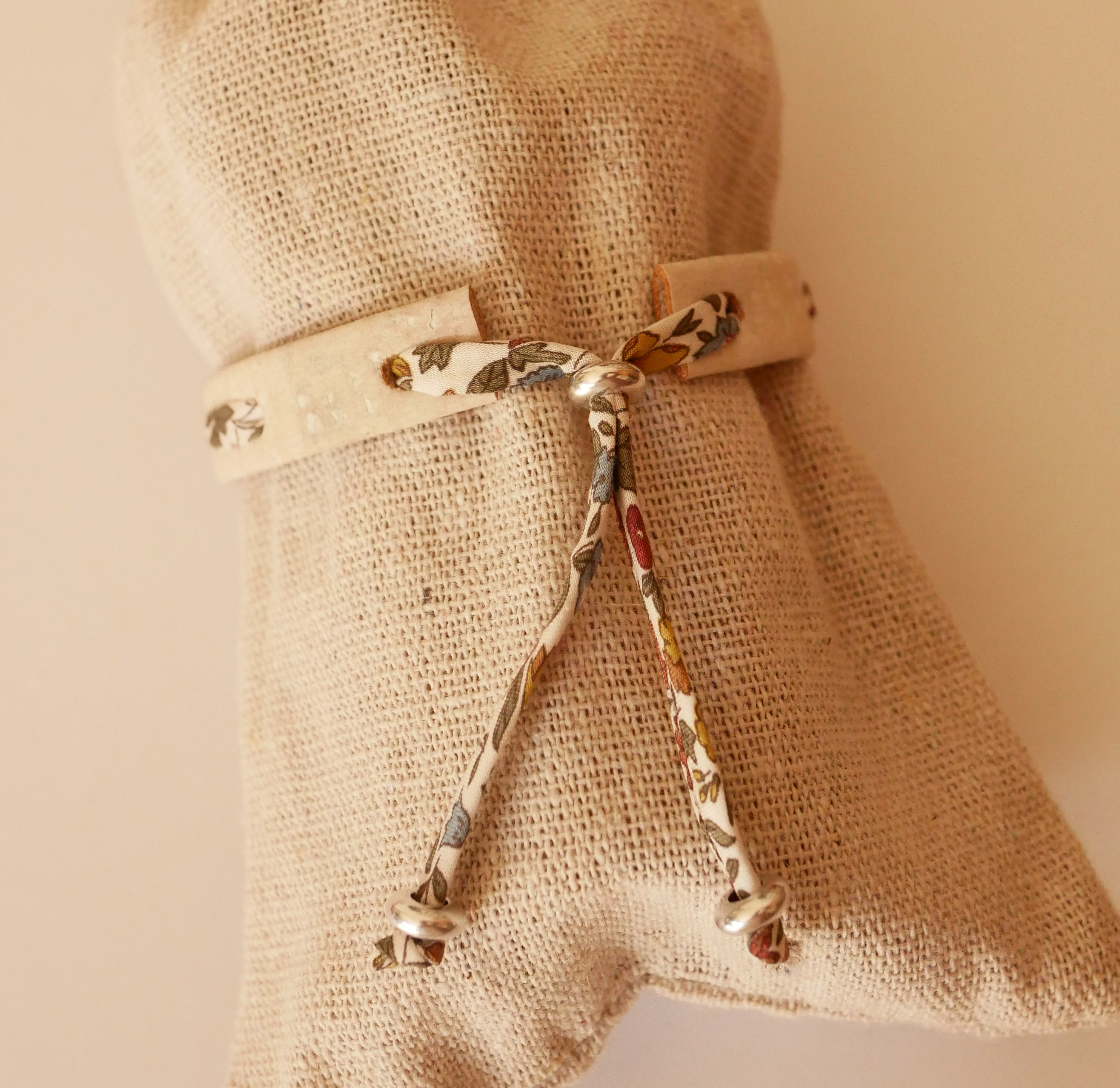 Armband Florâme Vegetal mit Liberty-Band Ava auf weißem Kork