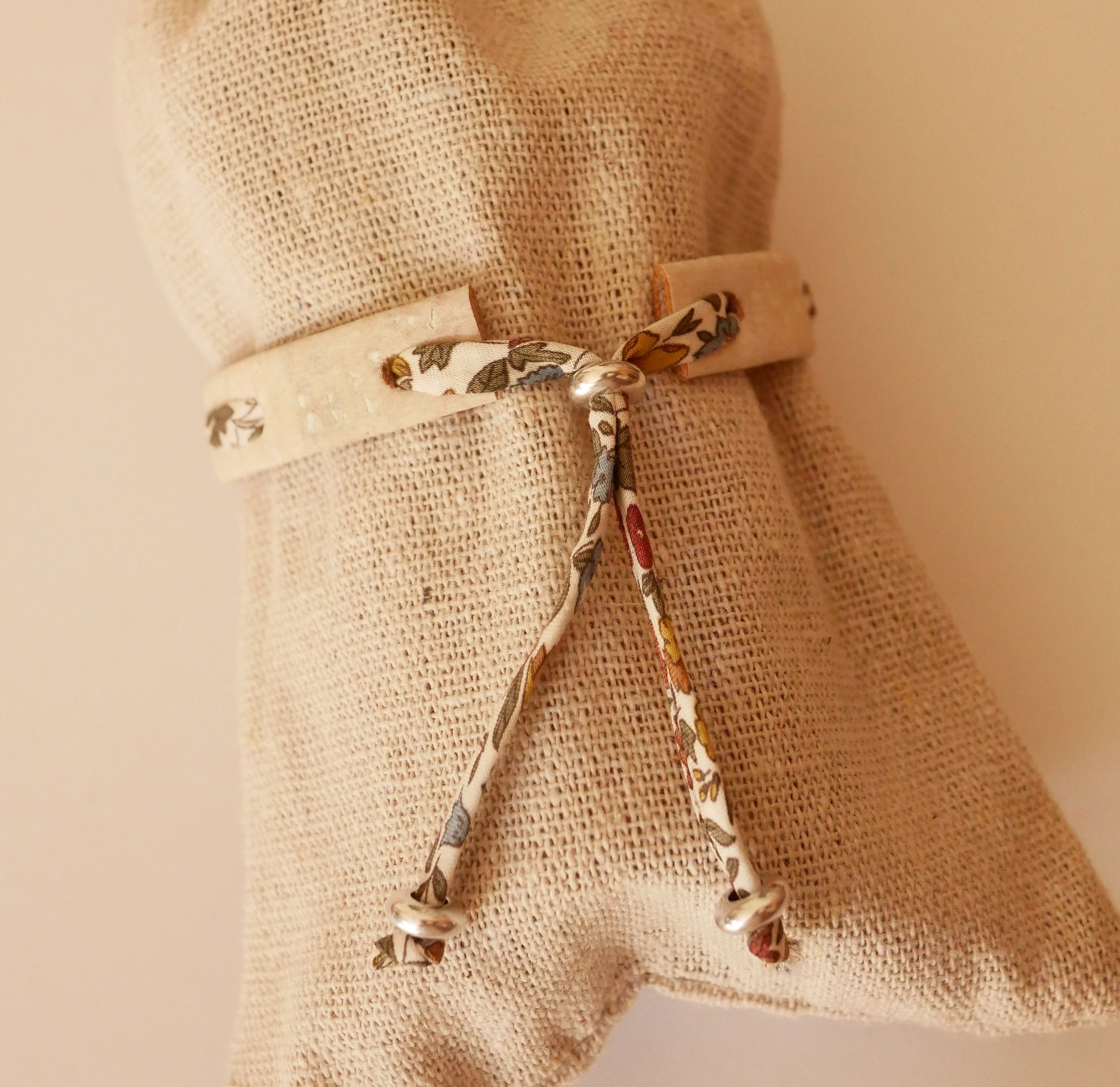 Armband Flor&acirc;me Vegetal mit Liberty-Band Ava auf wei&szlig;em Kork