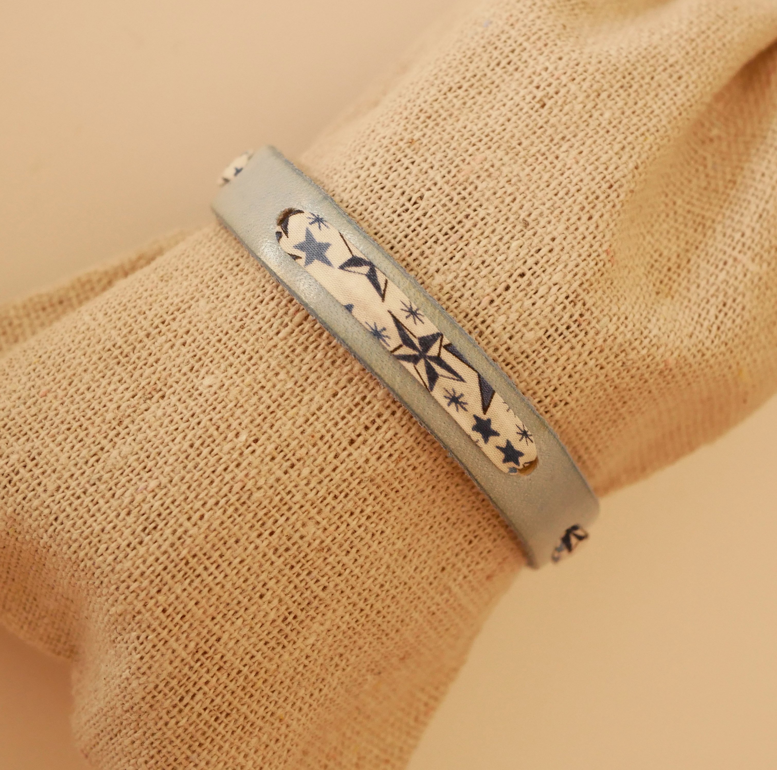Flor&acirc;me-Armband mit Liberty-Band Blaue Sterne auf Leder Himmel