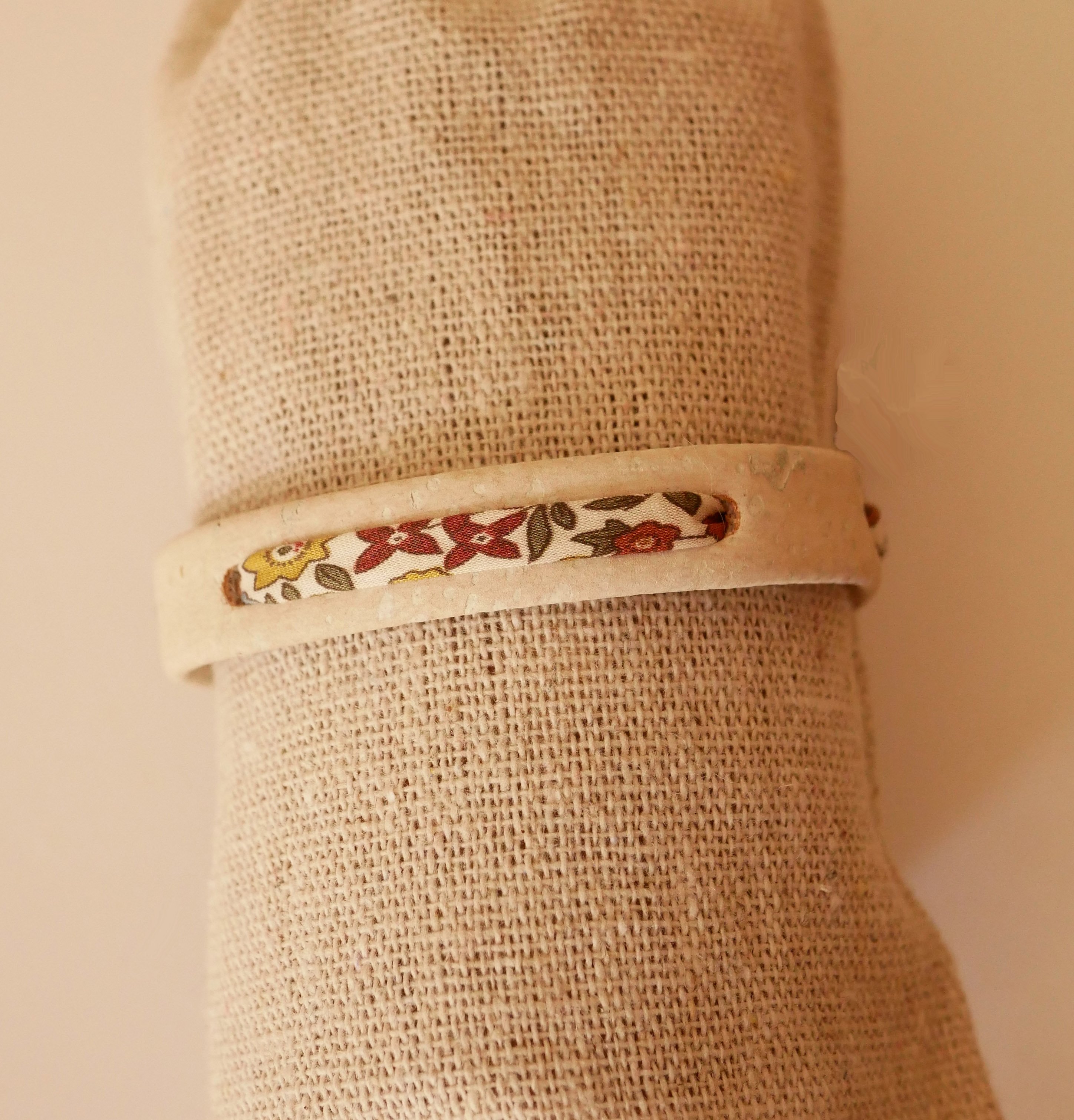 Armband Flor&acirc;me Vegetal mit Liberty-Band Ava auf wei&szlig;em Kork