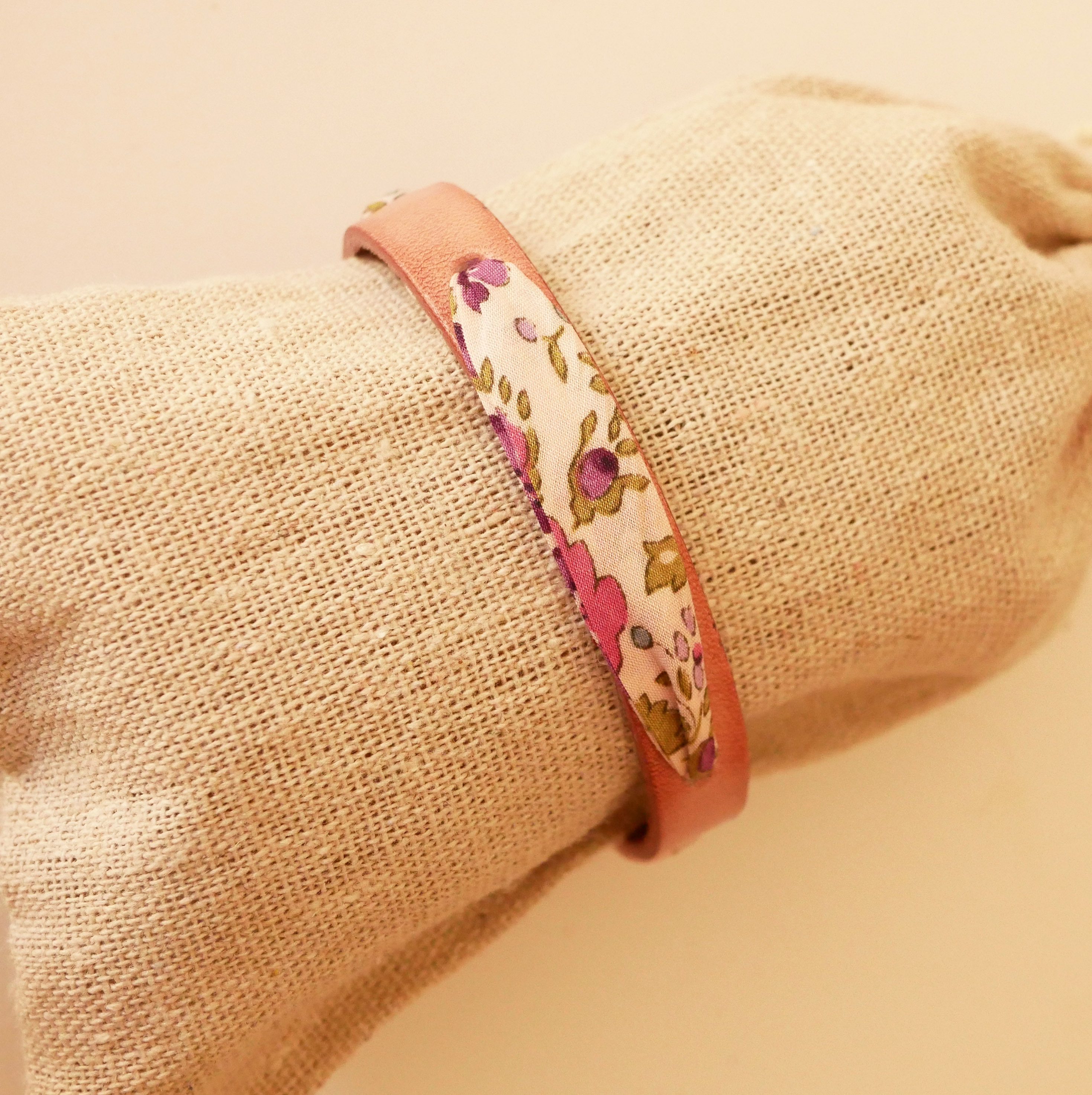 Florâme Armband mit Liberty-Band, violette Blumen auf altrosa Leder