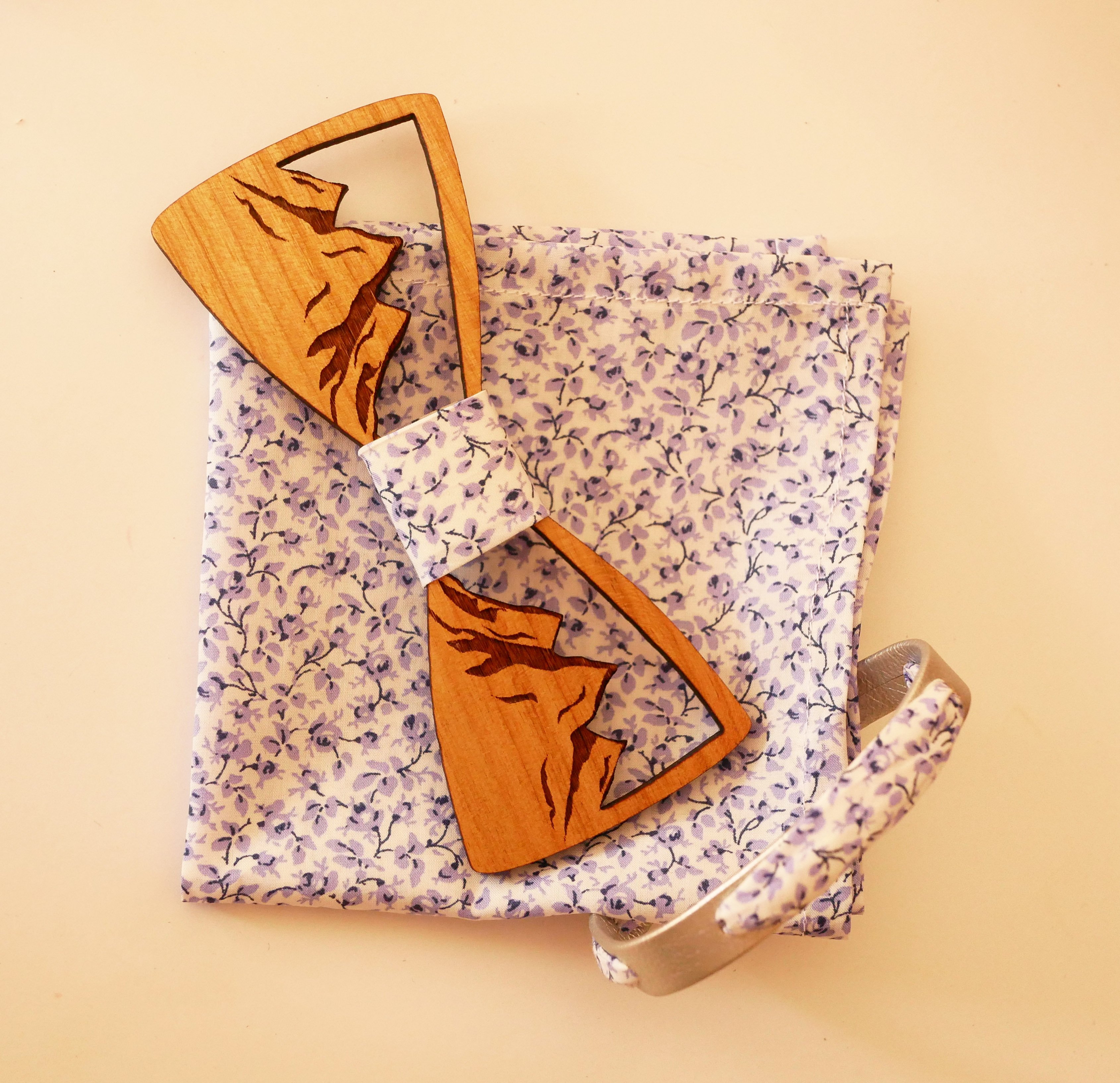 Florâme-Armband mit Liberty-Band Blaue Blumen auf silbernem Leder