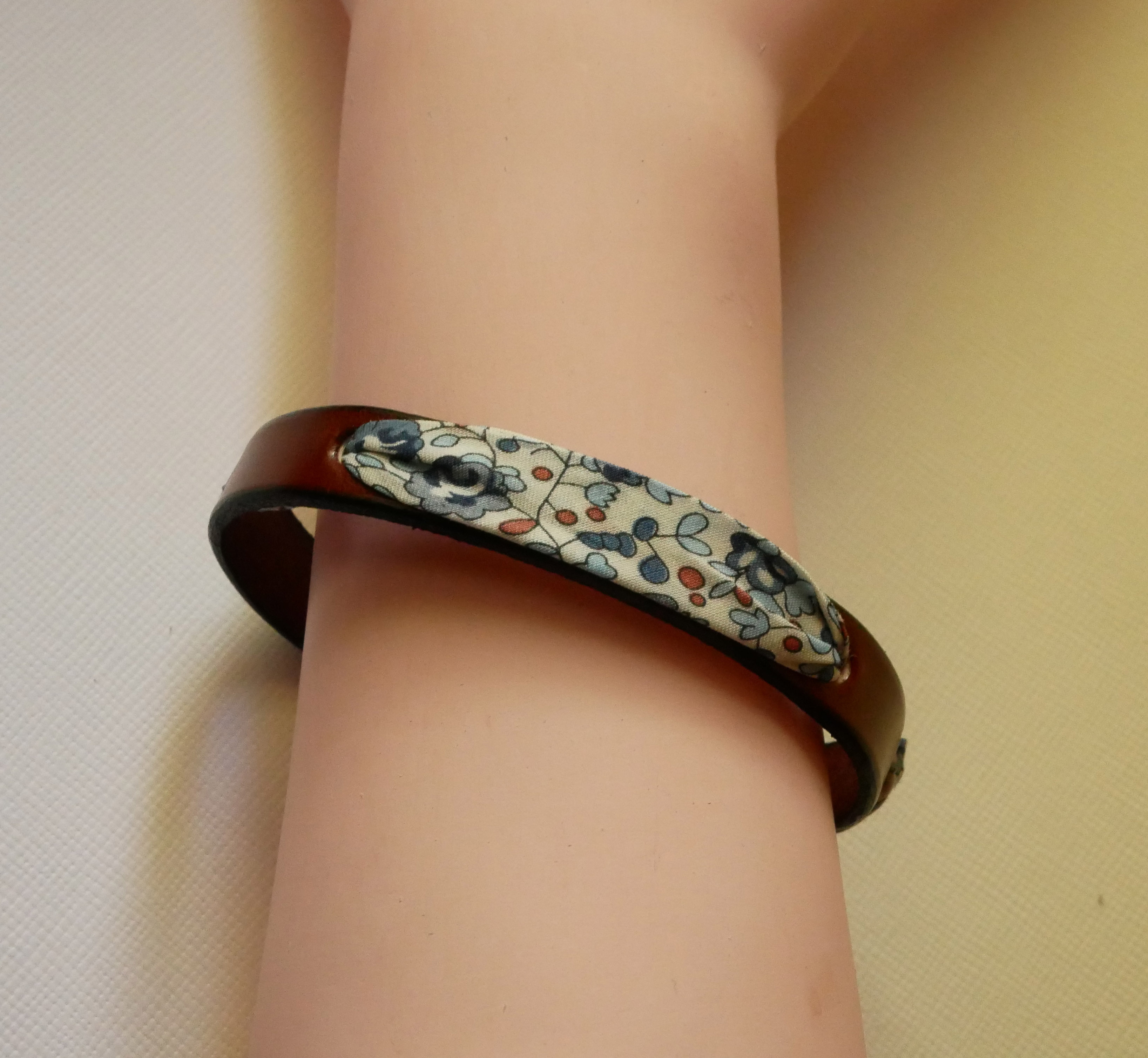 Florâme-Armband mit Liberty-Band Eloise Blaue Blumen auf braunem Leder