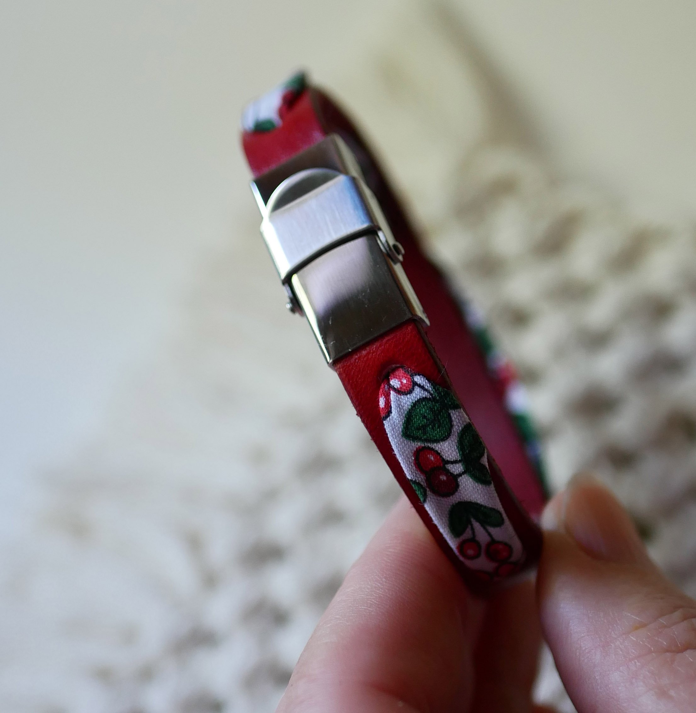 Flor&acirc;me-Armband mit Kirschfruchtband auf rotem Leder