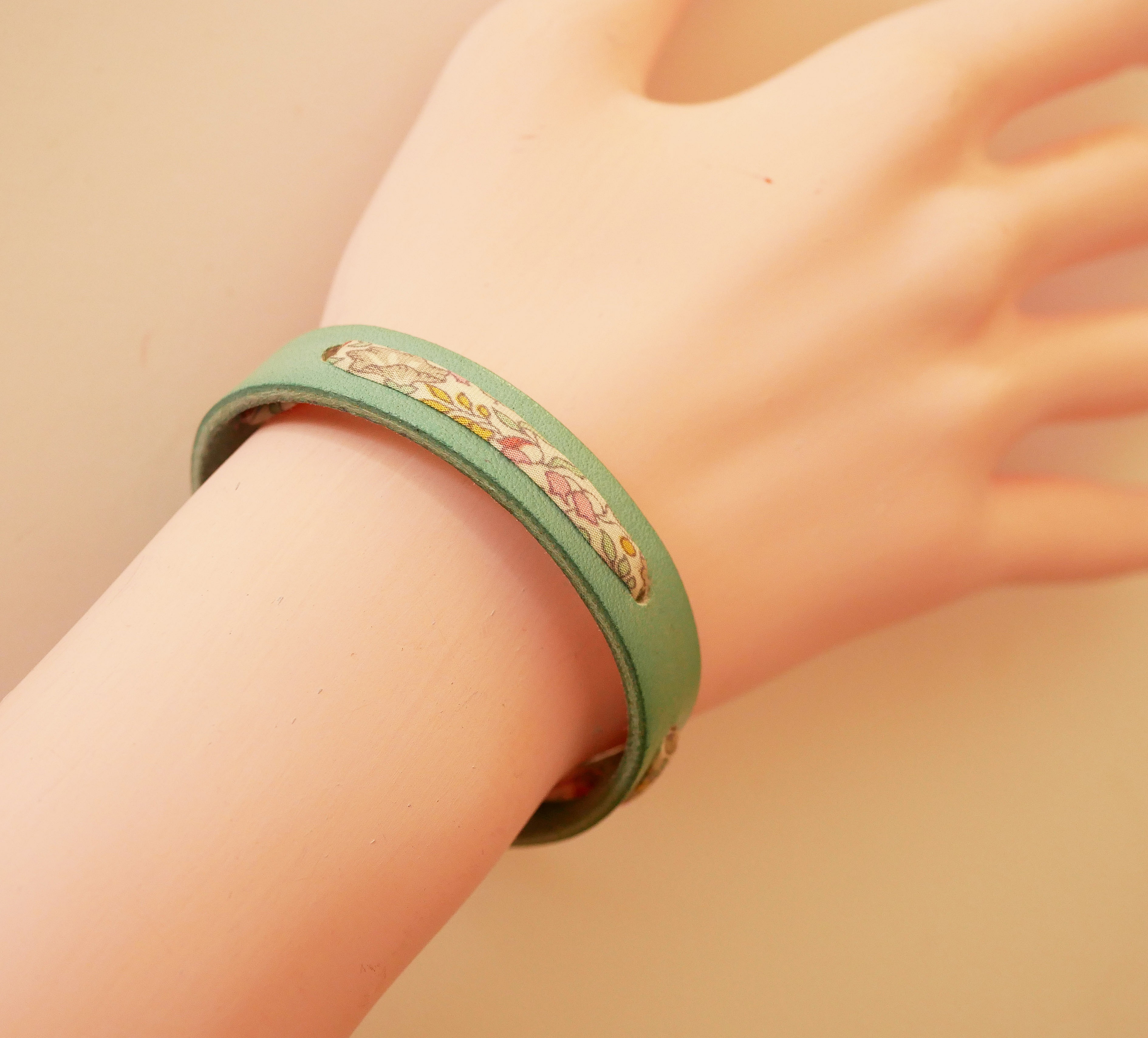 Flor&acirc;me-Armband mit pastellfarbenem Liberty-Bl&uuml;tenband auf seladongr&uuml;nem Leder