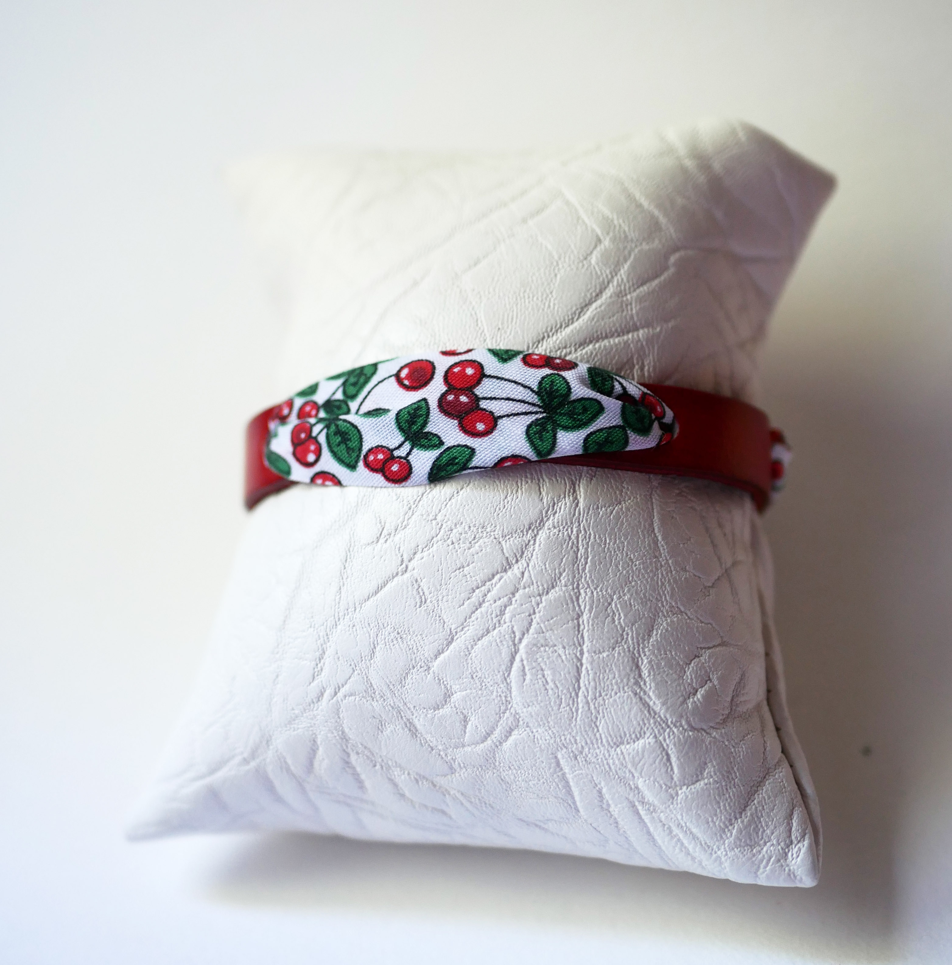 Florâme-Armband mit Kirschfruchtband auf rotem Leder