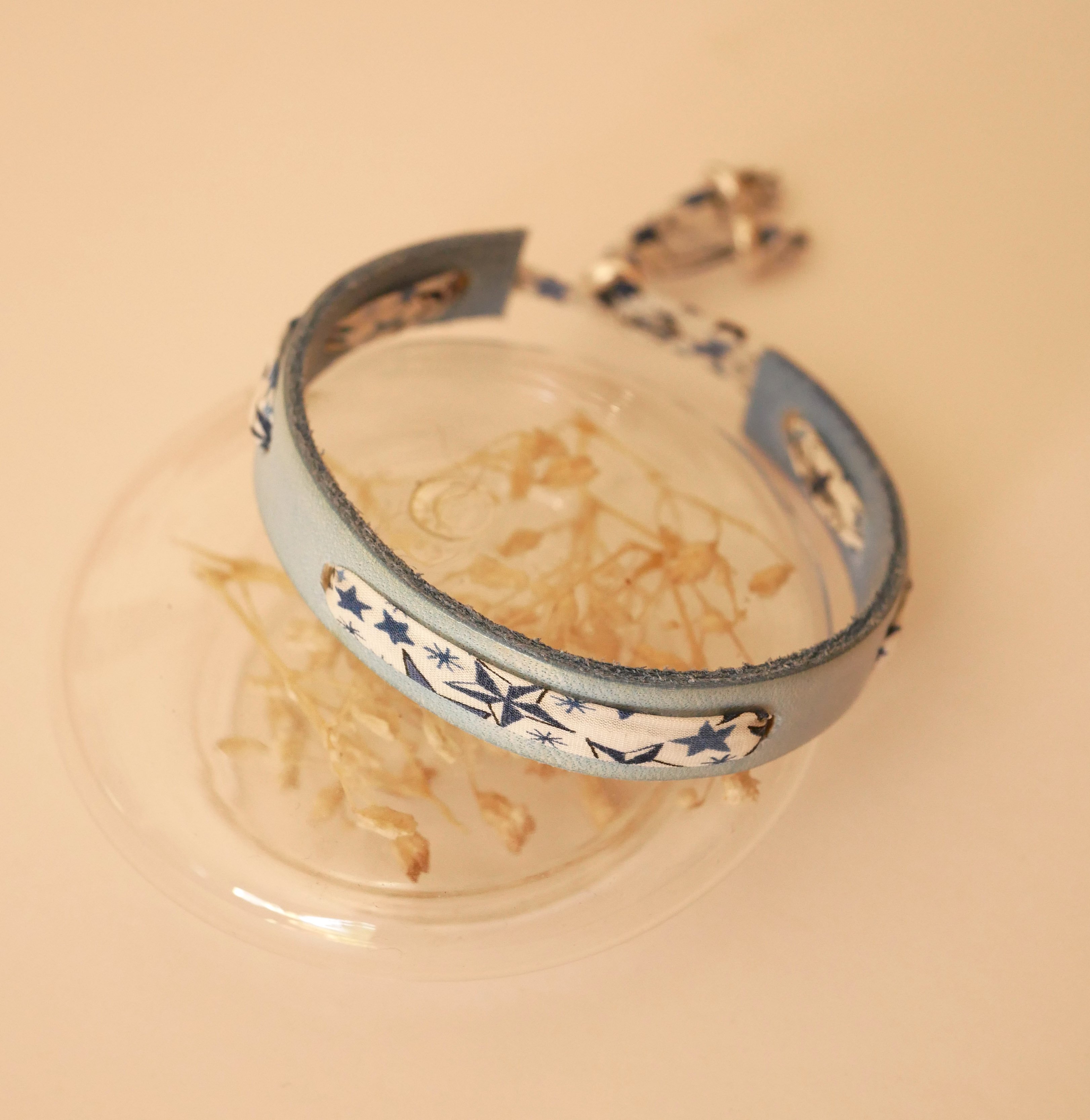 Flor&acirc;me-Armband mit Liberty-Band Blaue Sterne auf Leder Himmel