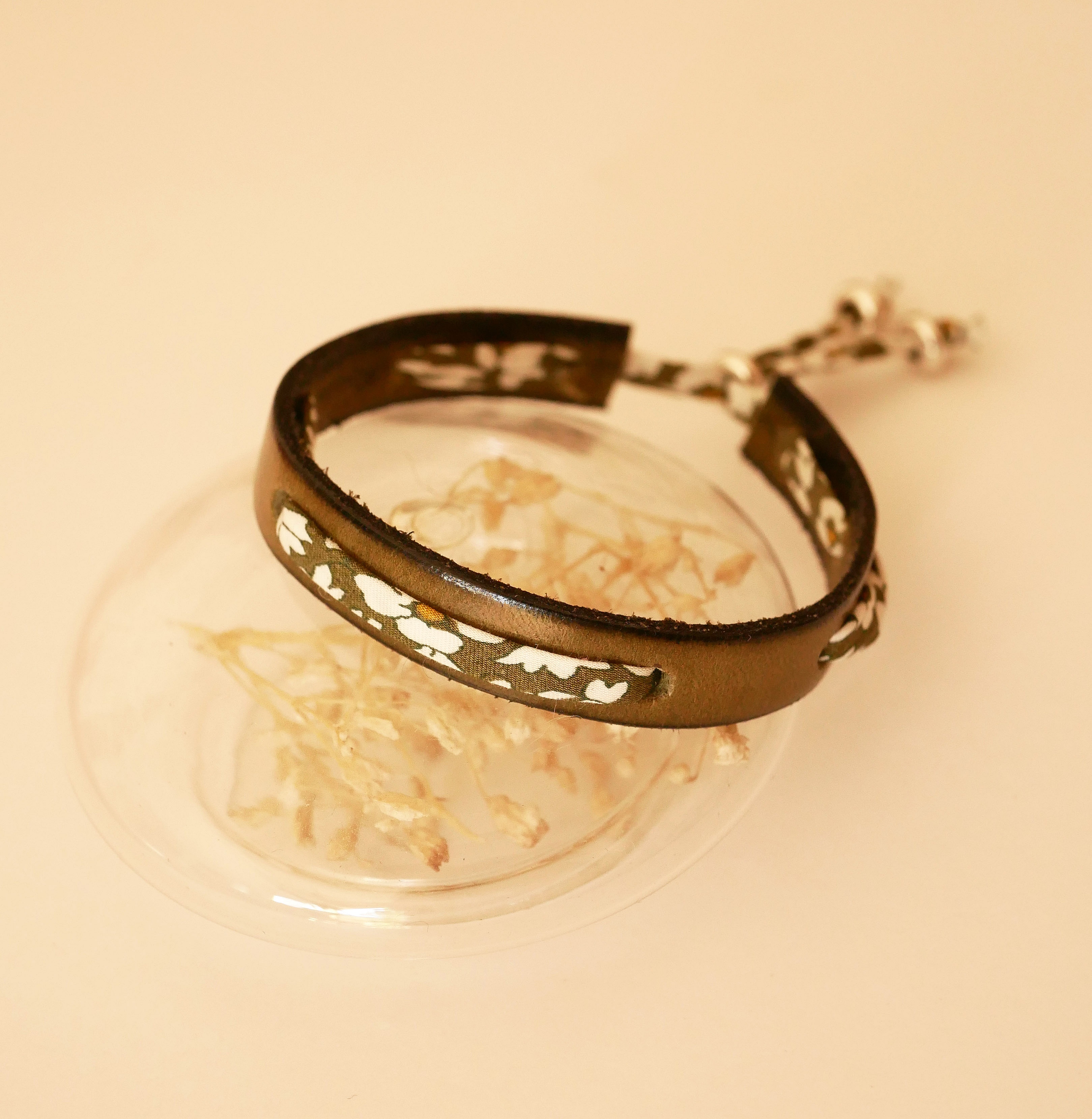 Flor&acirc;me-Armband mit gr&uuml;nem Liberty-Band auf lindgr&uuml;nem Leder