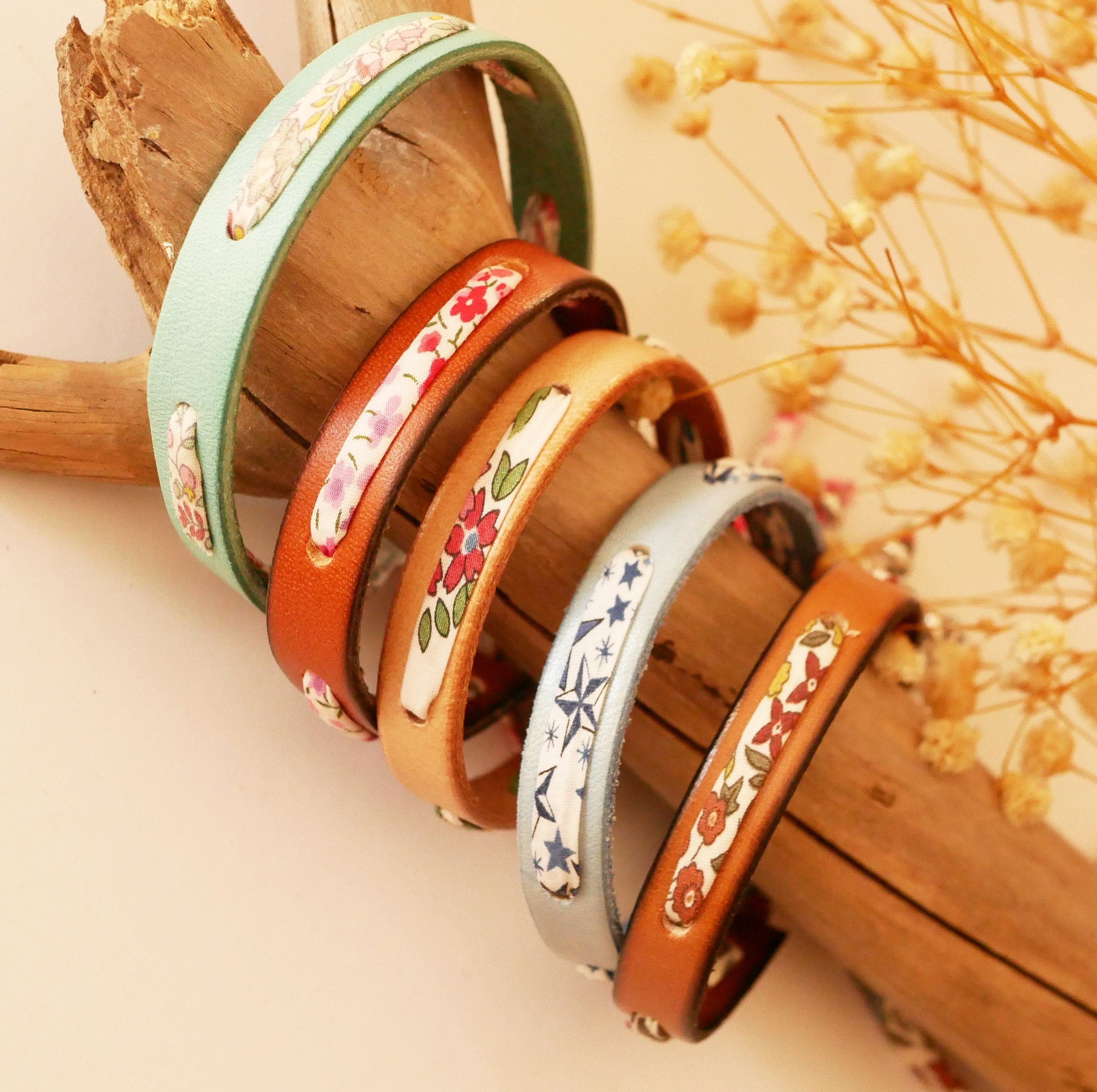 Flor&acirc;me-Armband mit Liberty-Erdbeerband auf Naturleder