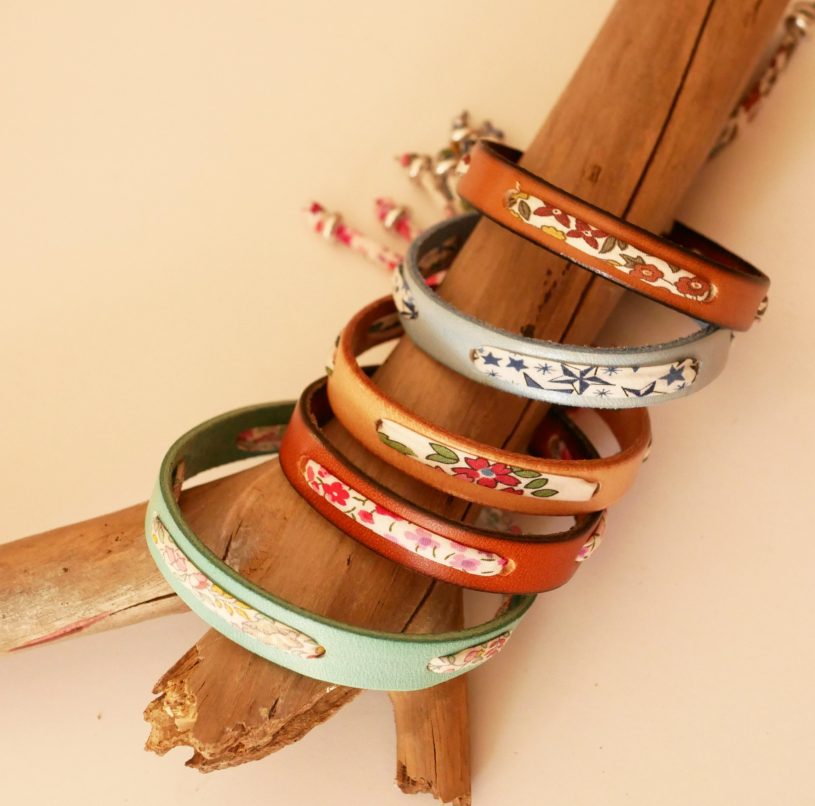 Florâme-Armband mit pastellfarbenem Liberty-Blütenband auf seladongrünem Leder
