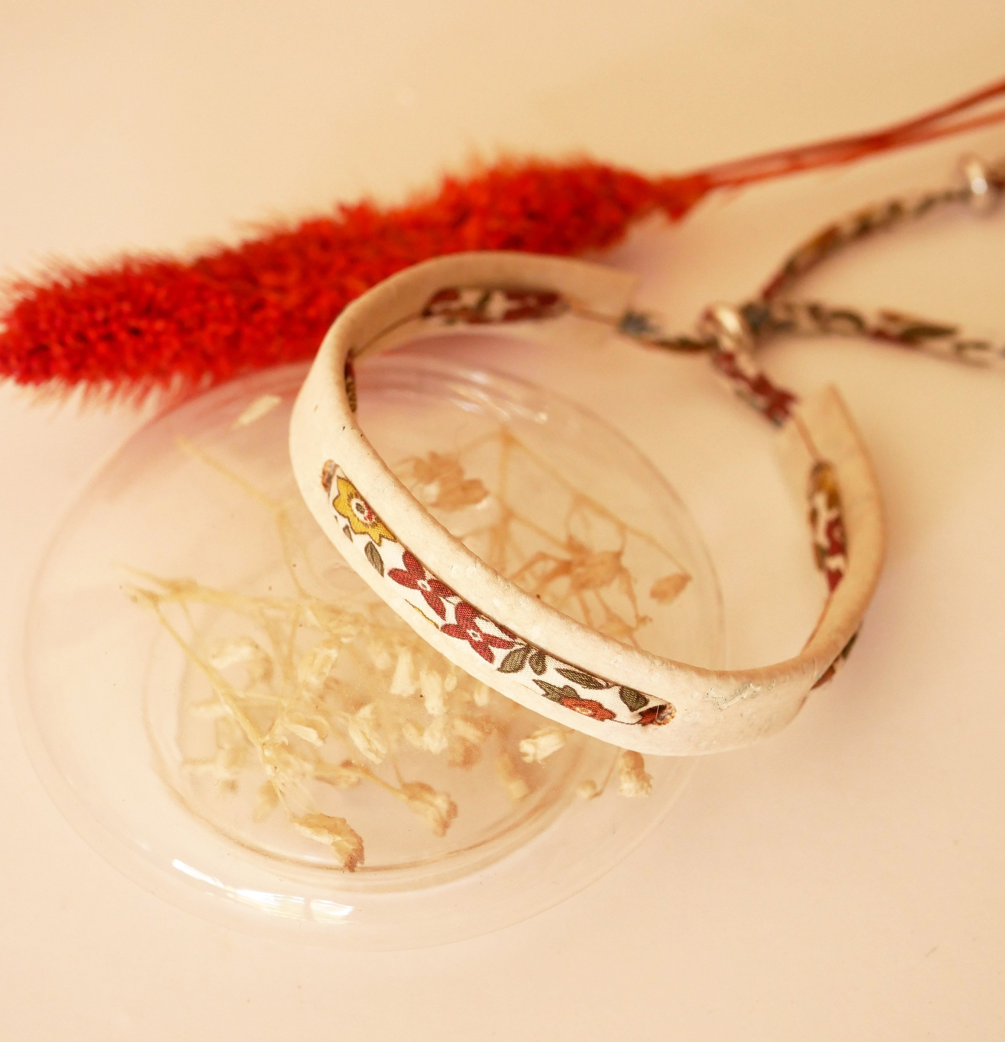 Armband Flor&acirc;me Vegetal mit Liberty-Band Ava auf wei&szlig;em Kork