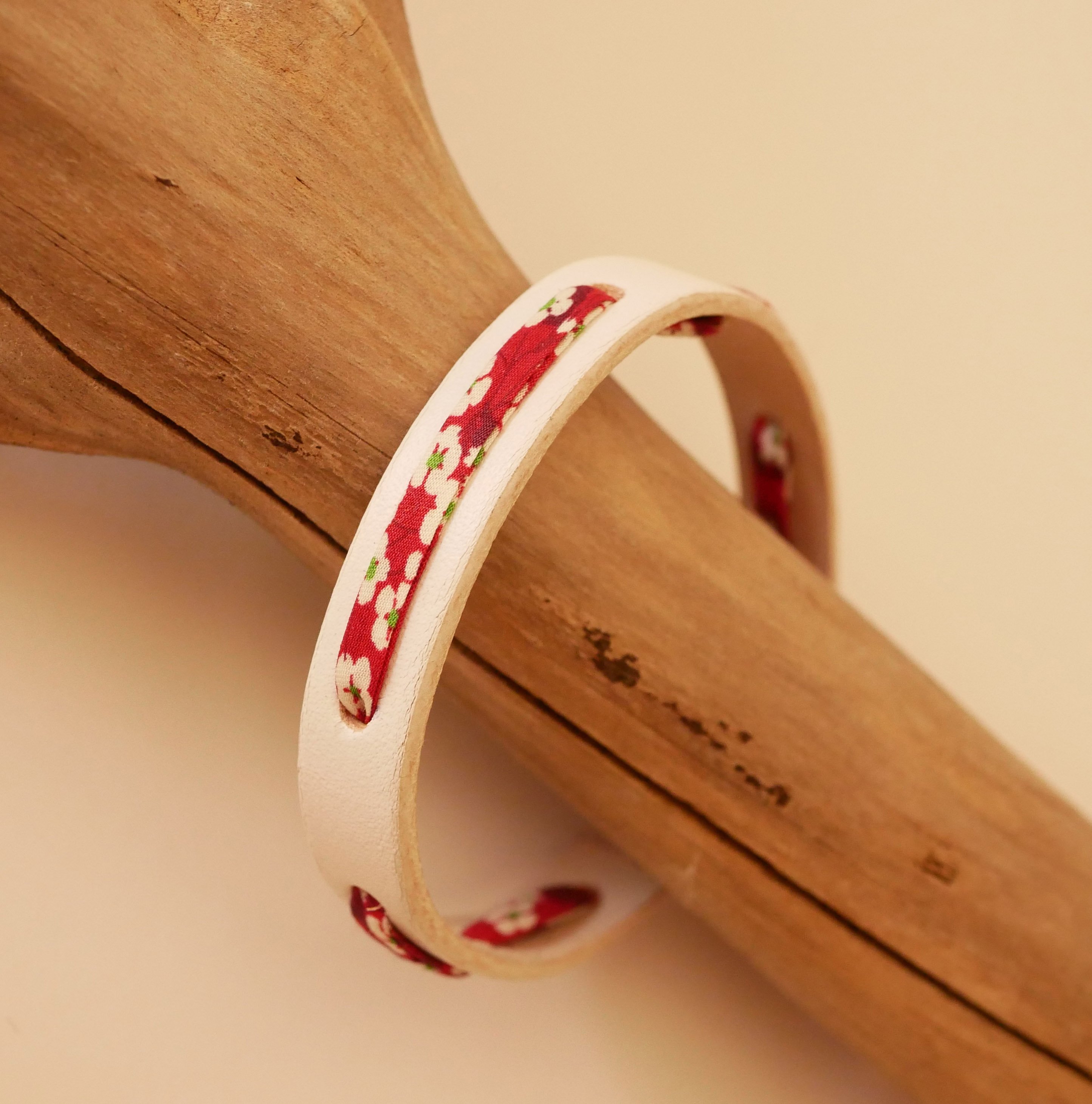 Florâme-Armband mit Liberty-Band Misti rot auf weißem Leder