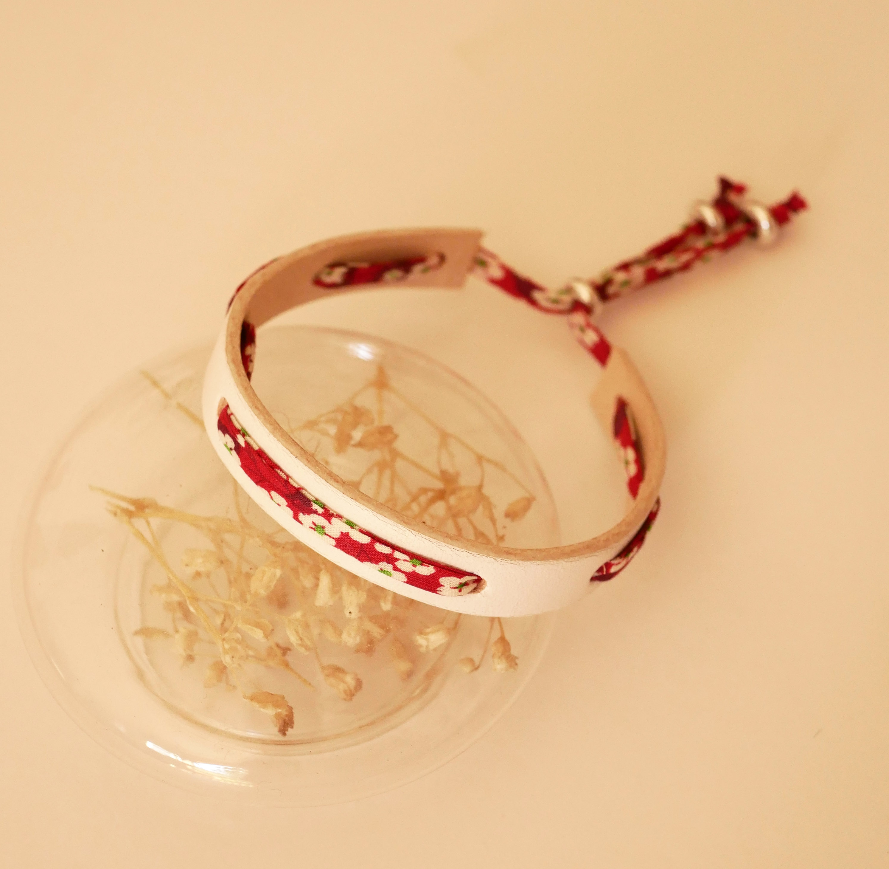 Florâme-Armband mit Liberty-Band Misti rot auf weißem Leder