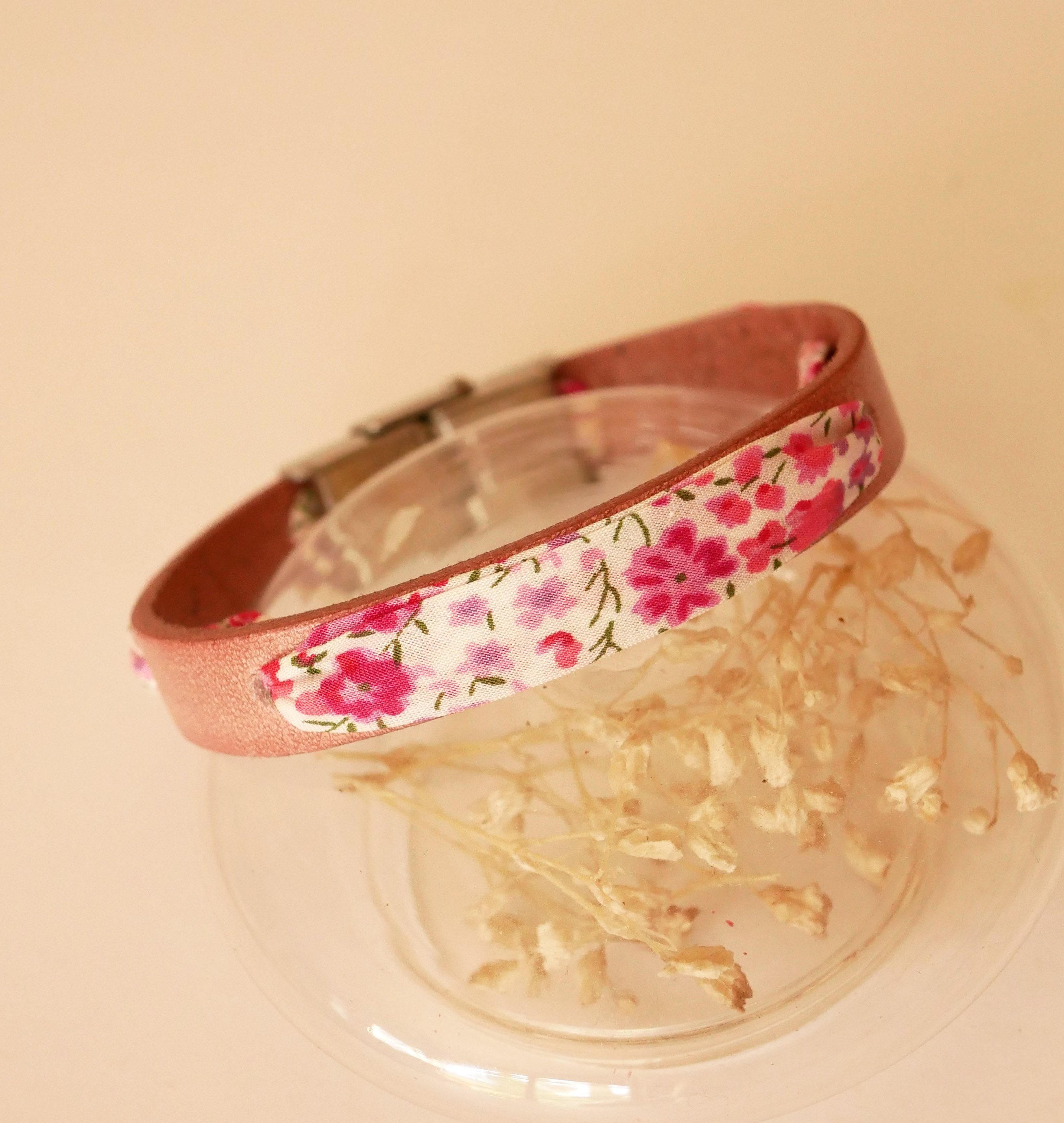 Flor&acirc;me Armband mit Liberty-Band, rosa Blumen auf altrosa Leder