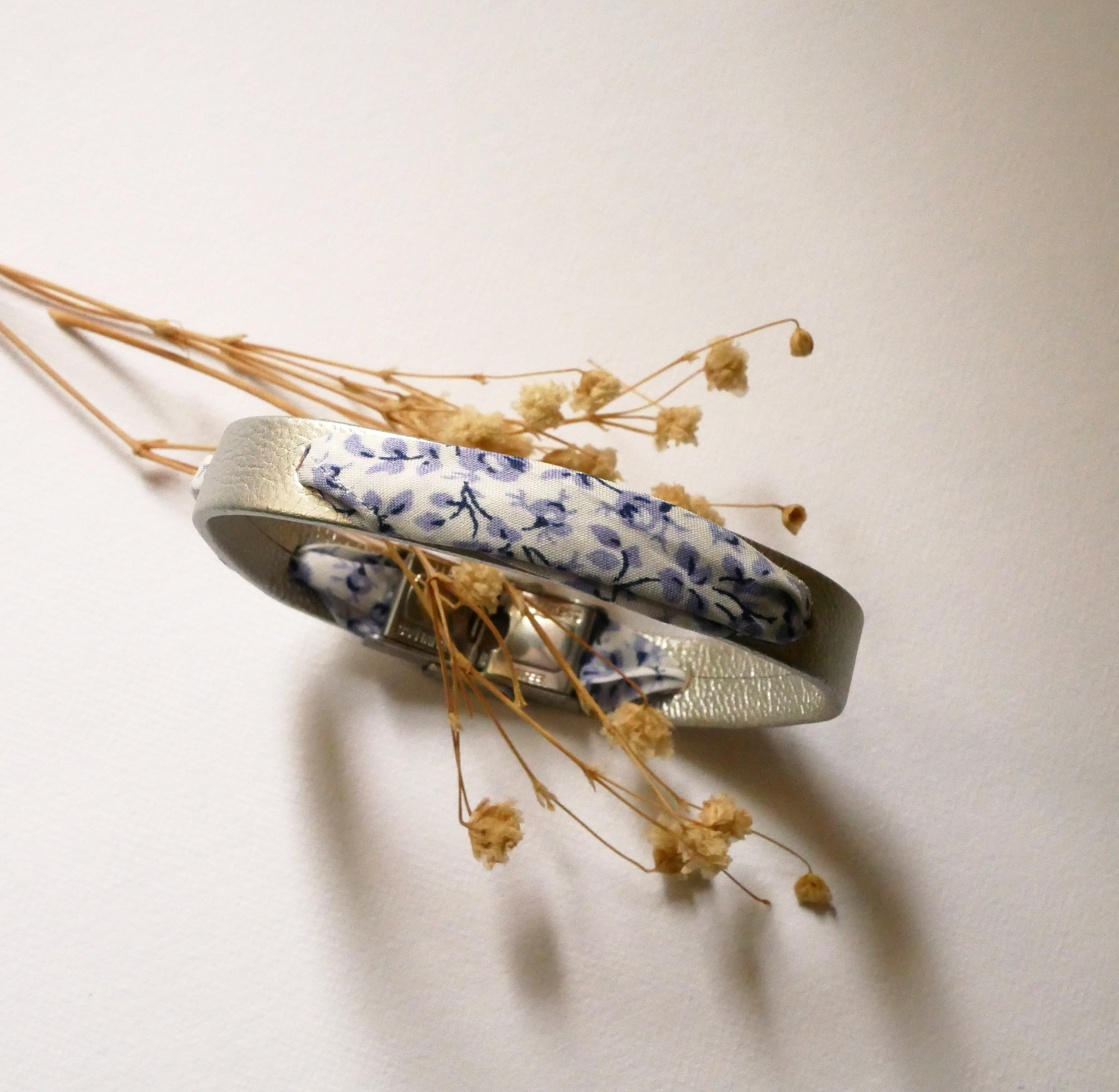 Florâme-Armband mit Liberty-Band Blaue Blumen auf silbernem Leder