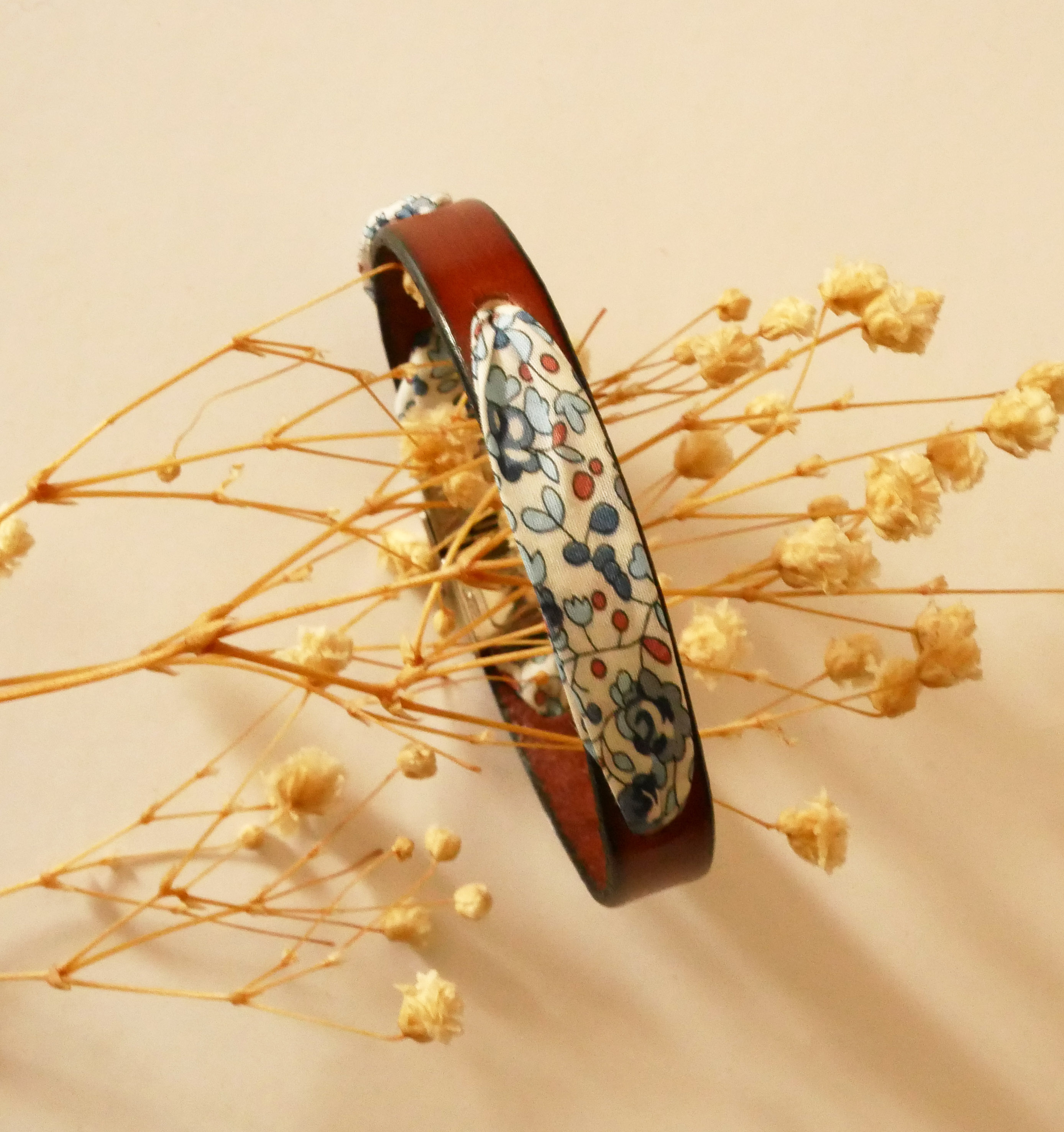 Florâme-Armband mit Liberty-Band Eloise Blaue Blumen auf braunem Leder