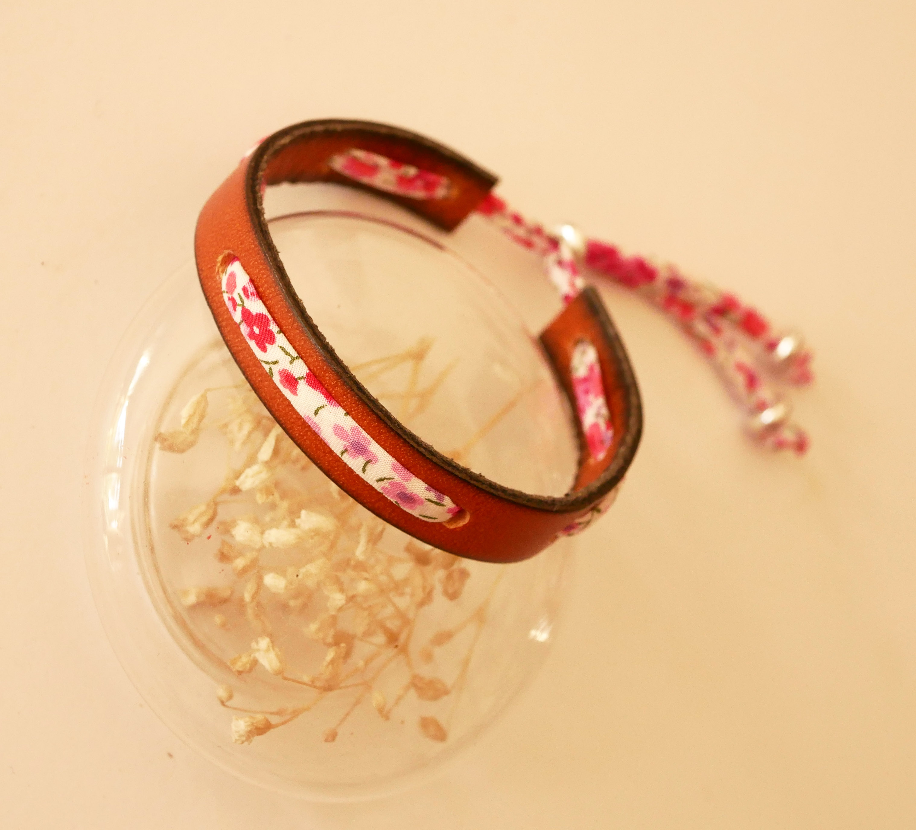 Florâme-Armband mit Liberty-Band Phoebe Rose auf braunem Leder