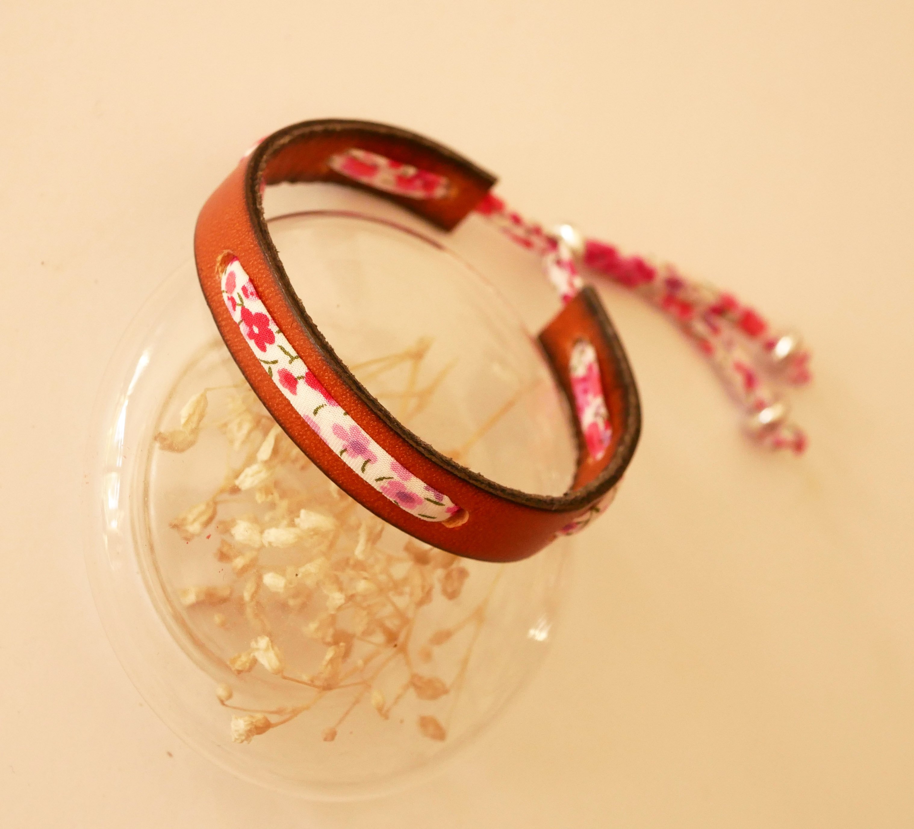 Flor&acirc;me-Armband mit Liberty-Band Phoebe Rose auf braunem Leder