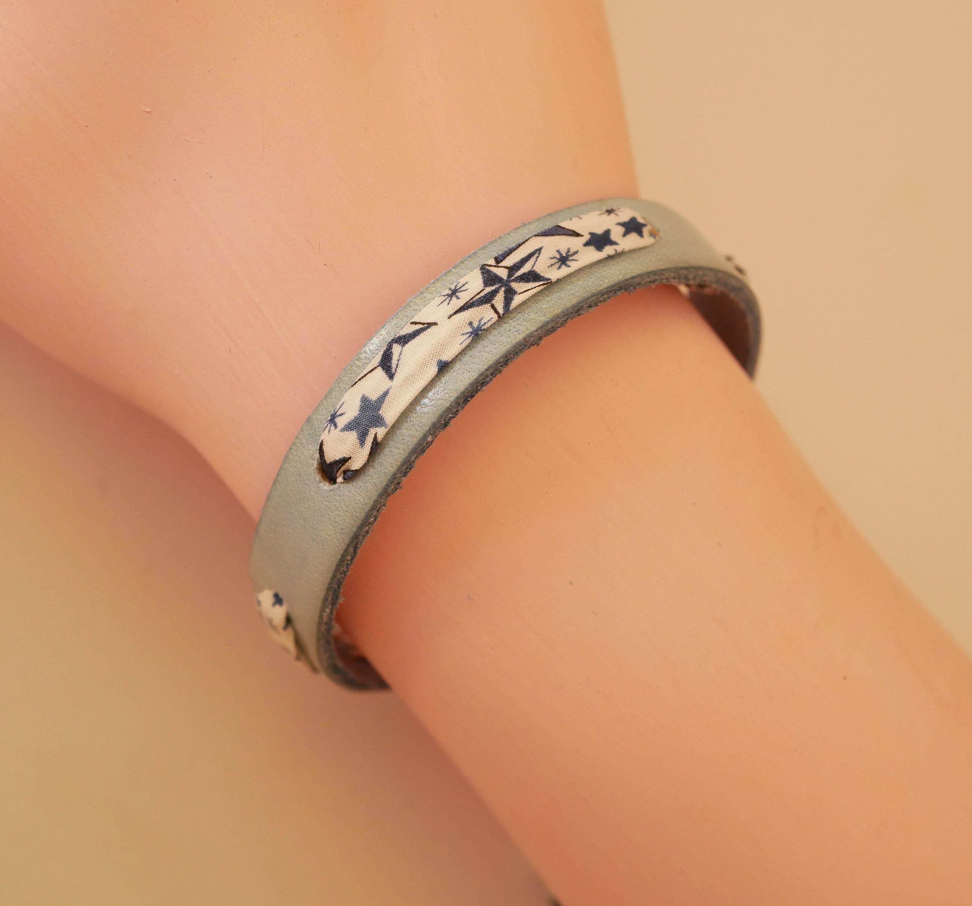 Flor&acirc;me-Armband mit Liberty-Band Blaue Sterne auf Leder Himmel