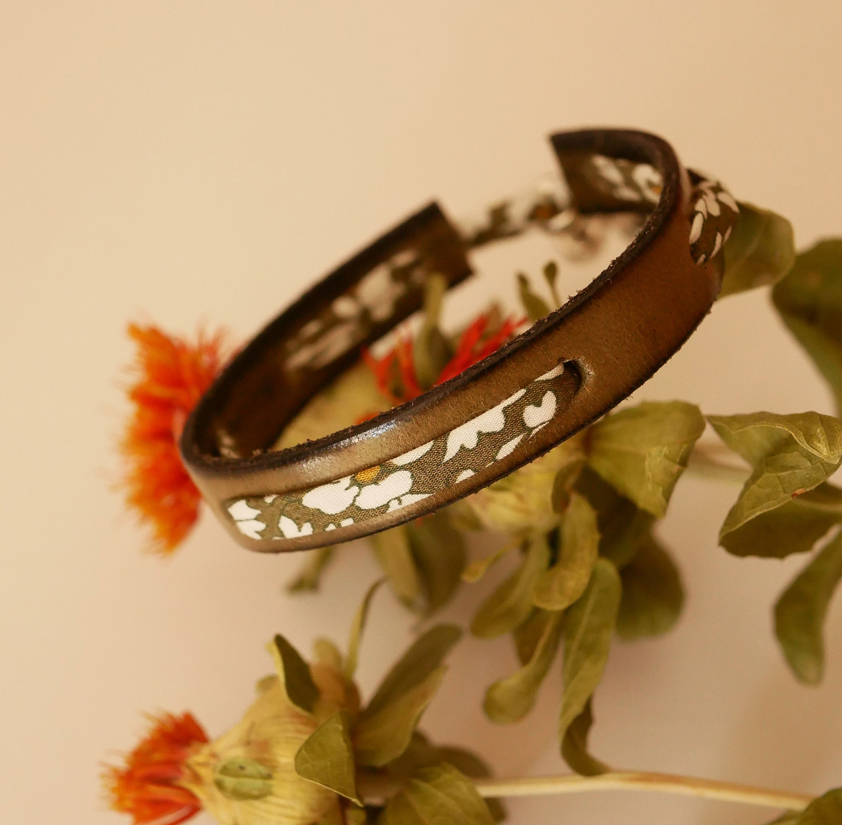 Flor&acirc;me-Armband mit gr&uuml;nem Liberty-Band auf lindgr&uuml;nem Leder