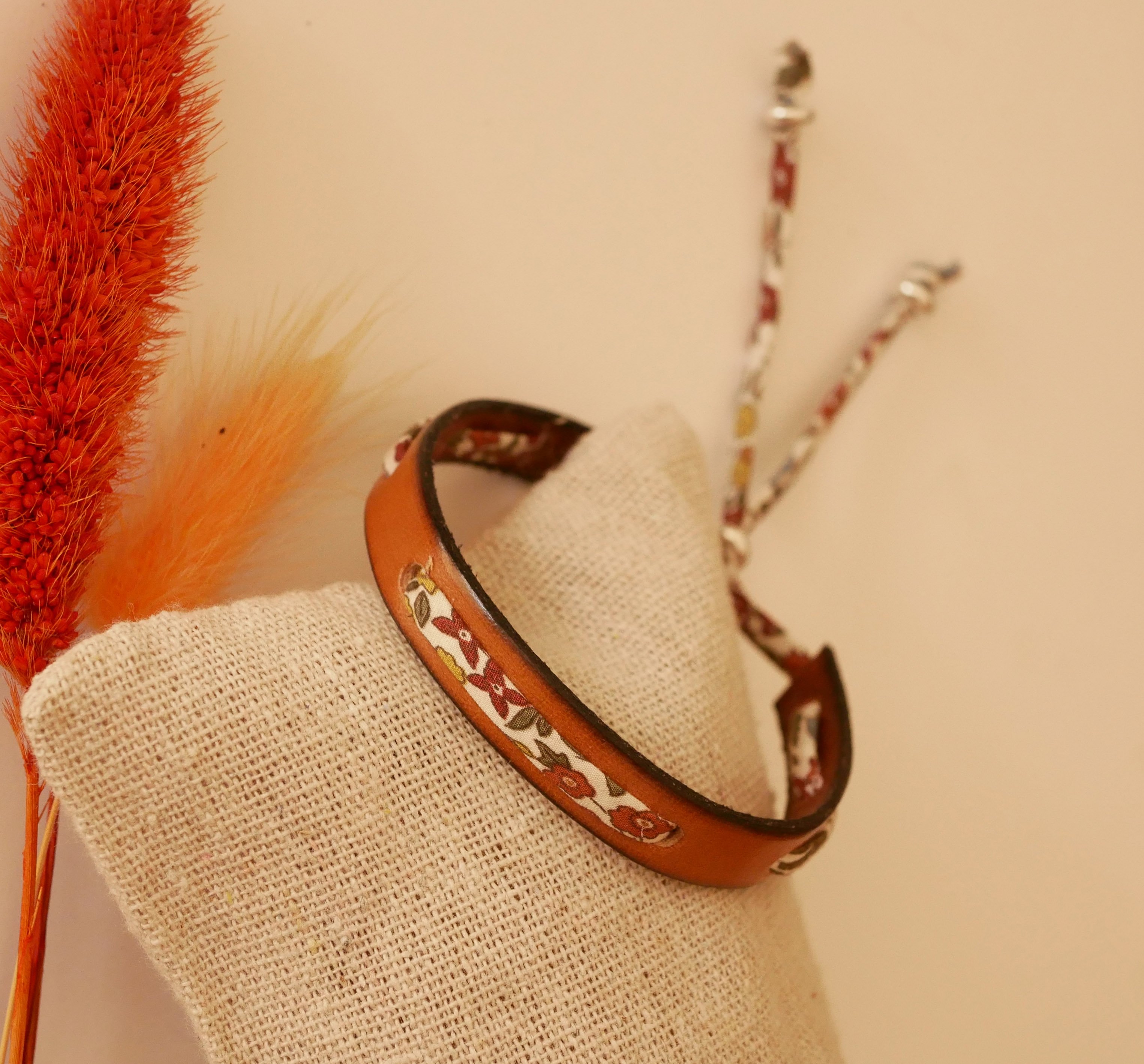 Flor&acirc;me-Armband mit Liberty-Band Ava automne auf camelfarbenem Leder