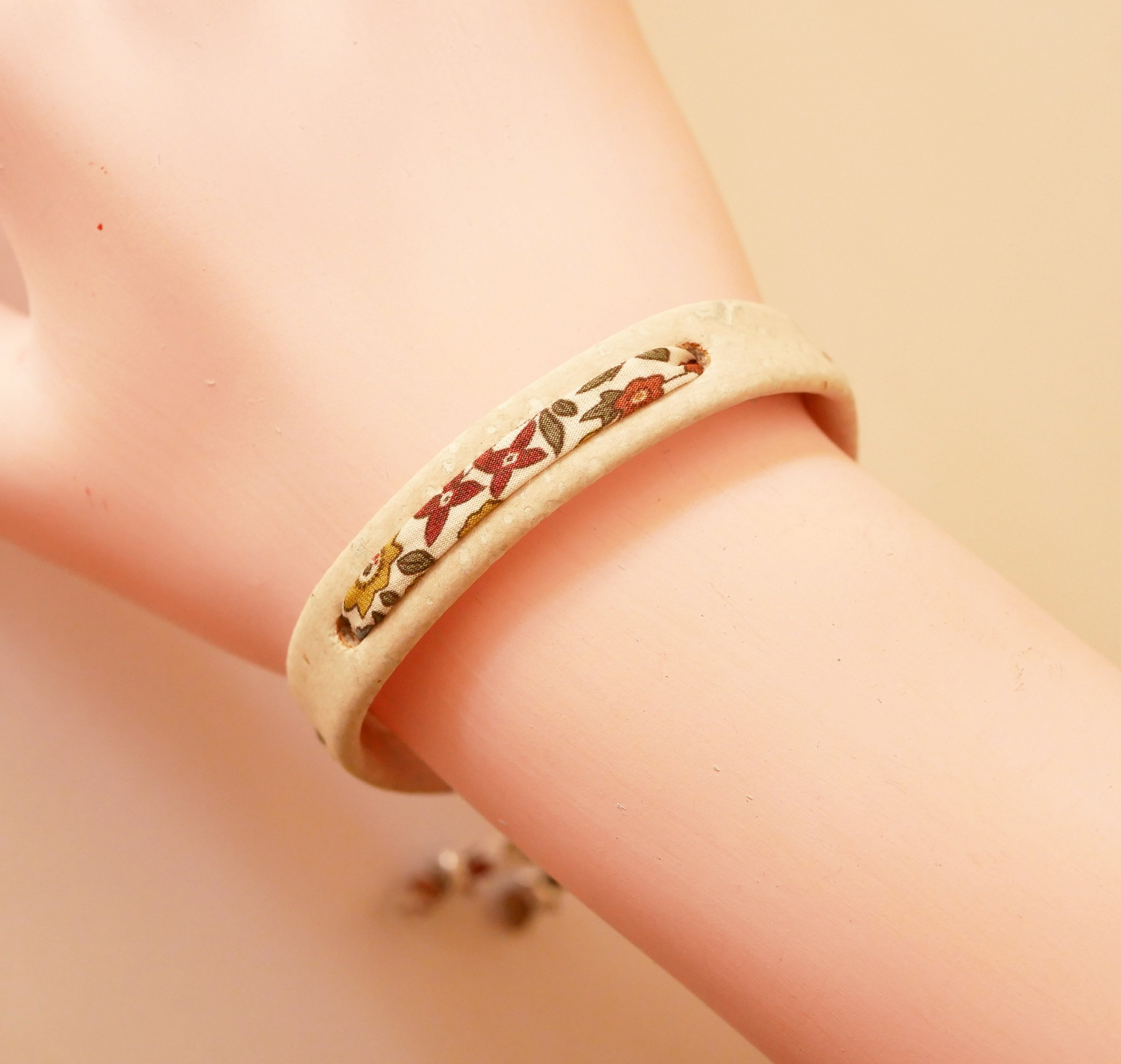 Armband Flor&acirc;me Vegetal mit Liberty-Band Ava auf wei&szlig;em Kork